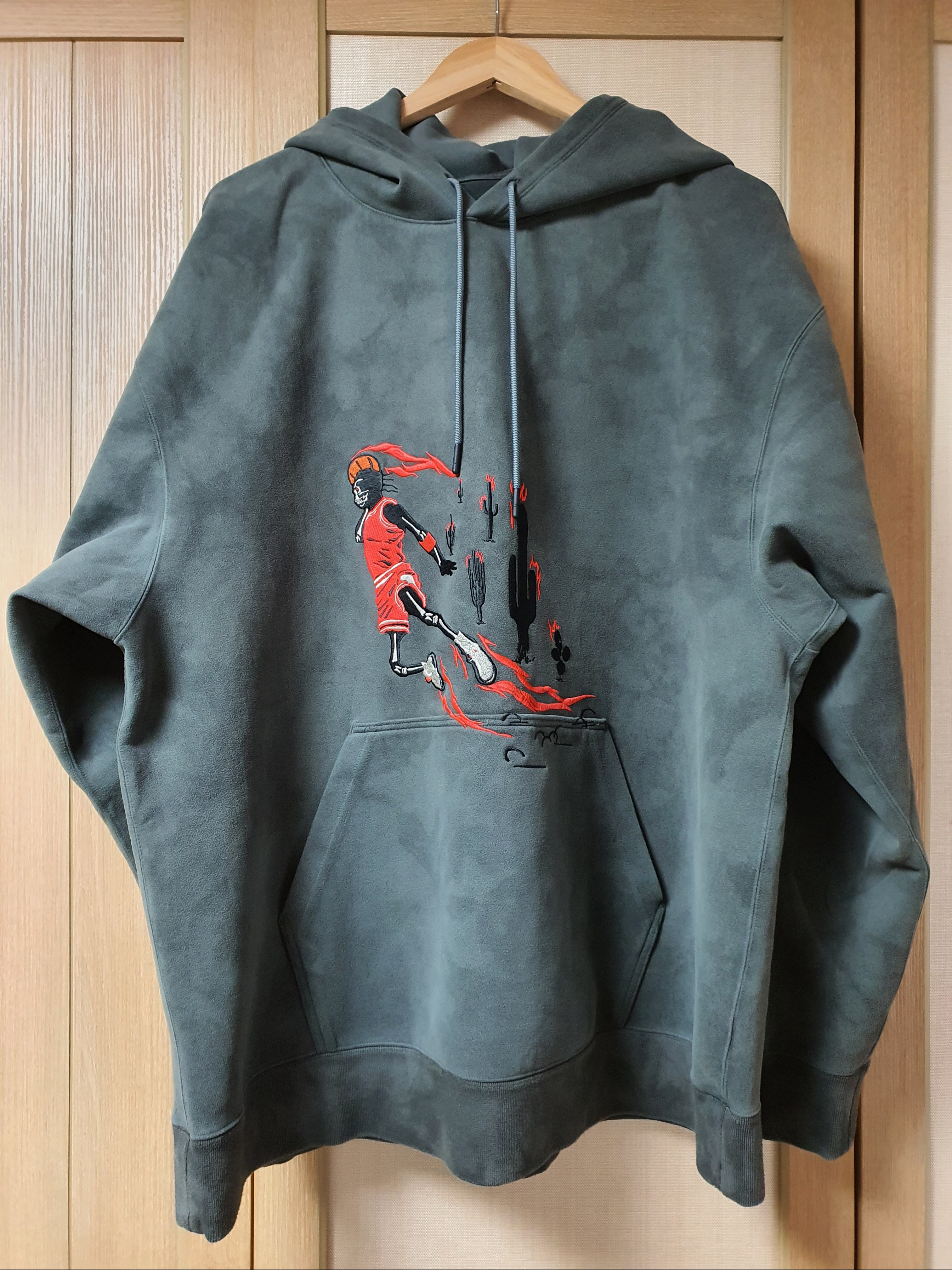 Jordan x Travis Scott Washed Suede Hoodie Grey 착용 스타일