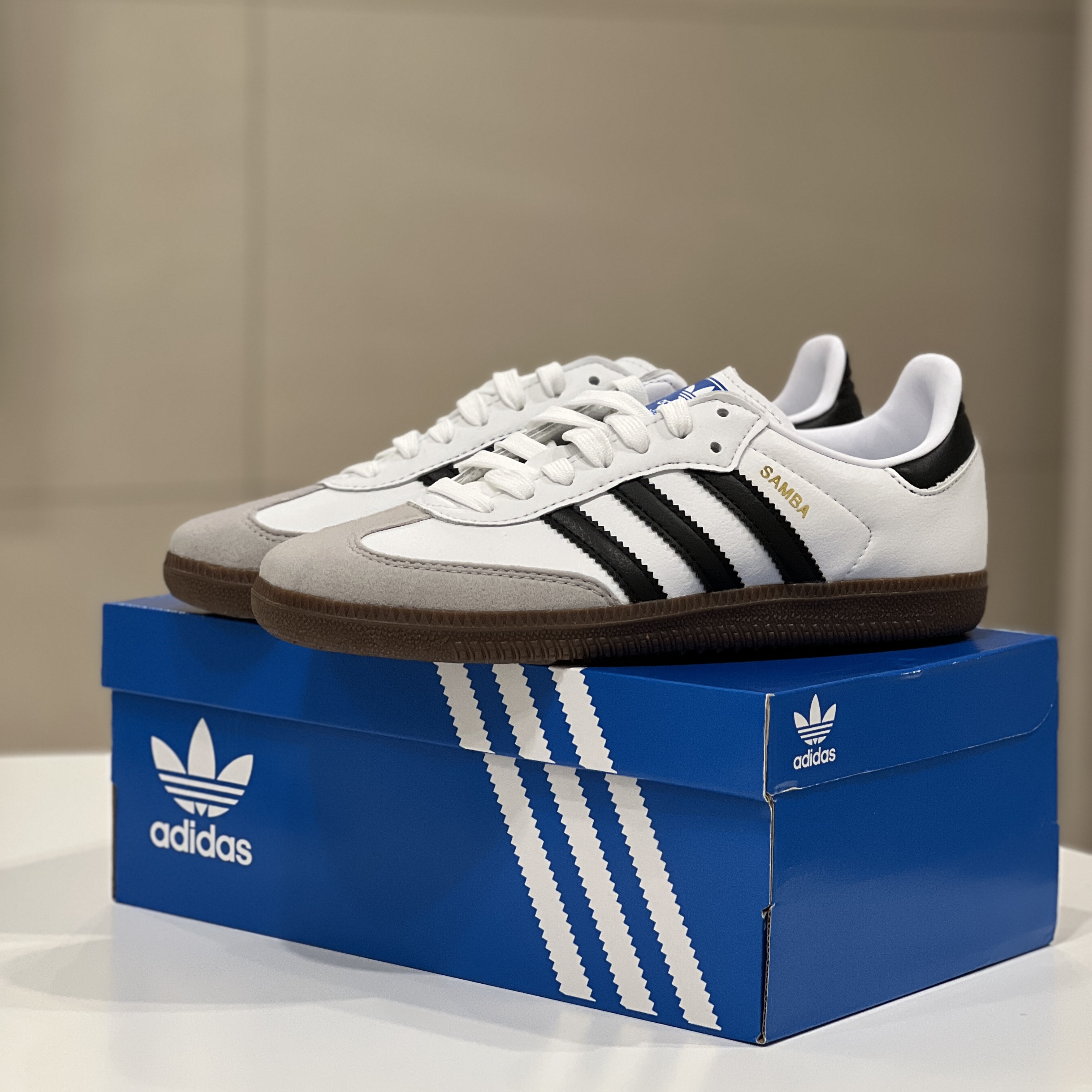 Nike BRSB Navy White, Adidas Samba Vegan White Black 착용 스타일 - 4