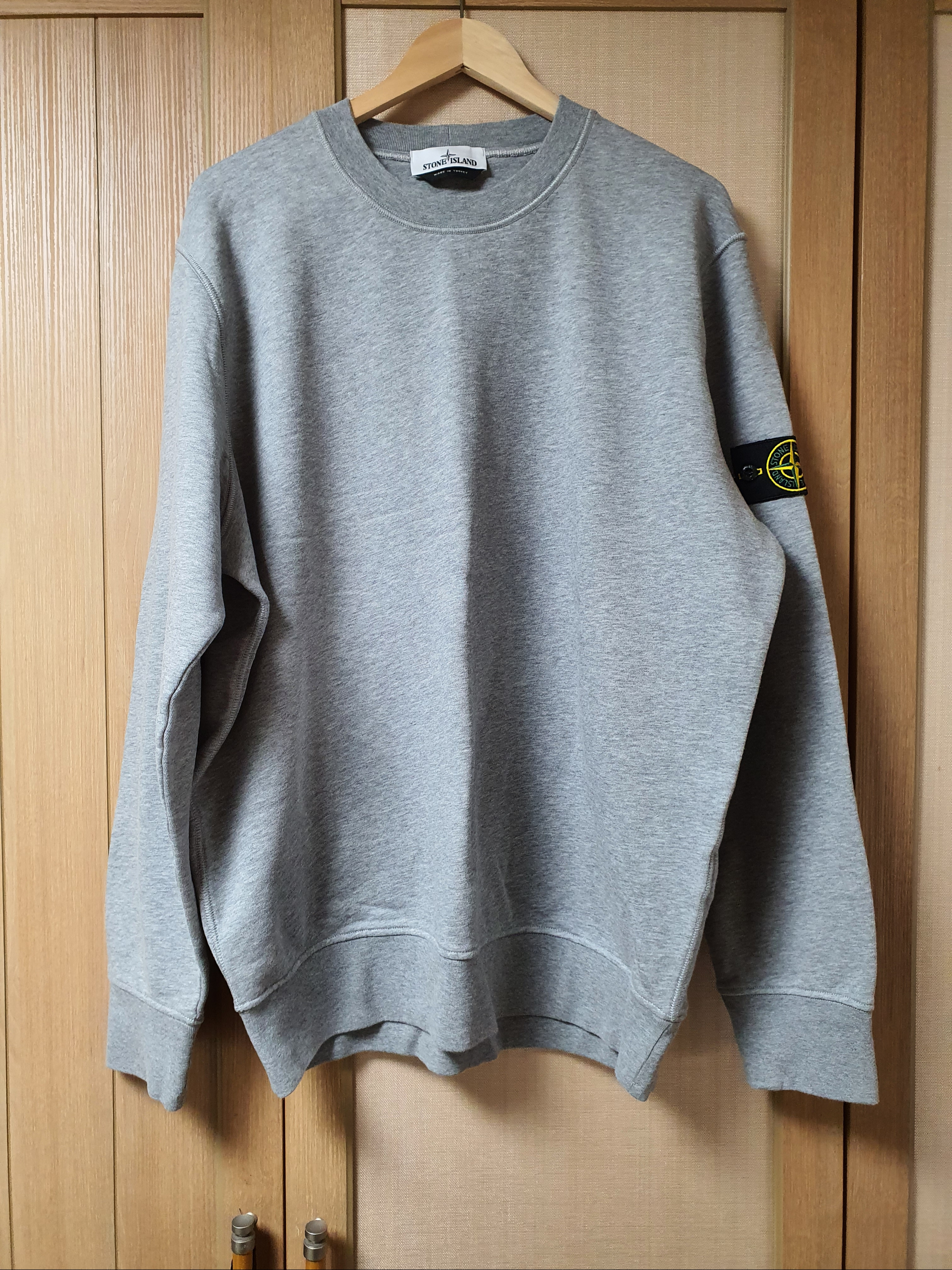 Stone Island 63051 Crewneck Sweatshirt Melange Grey - 22SS 착용 스타일
