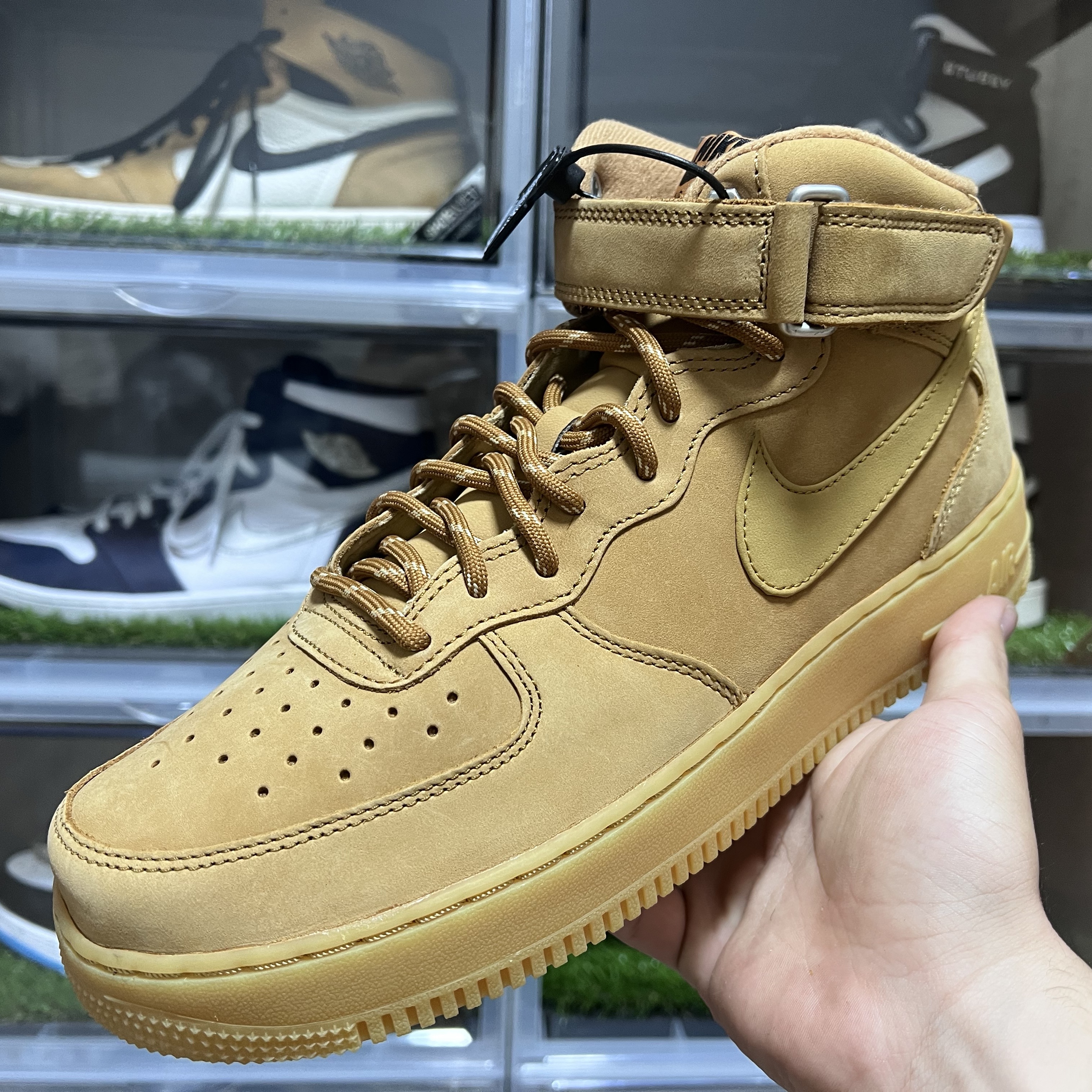 Nike Air Force 1 Mid '07 WB Flax, Jordan 1 Retro High Rookie of the Year 착용 스타일