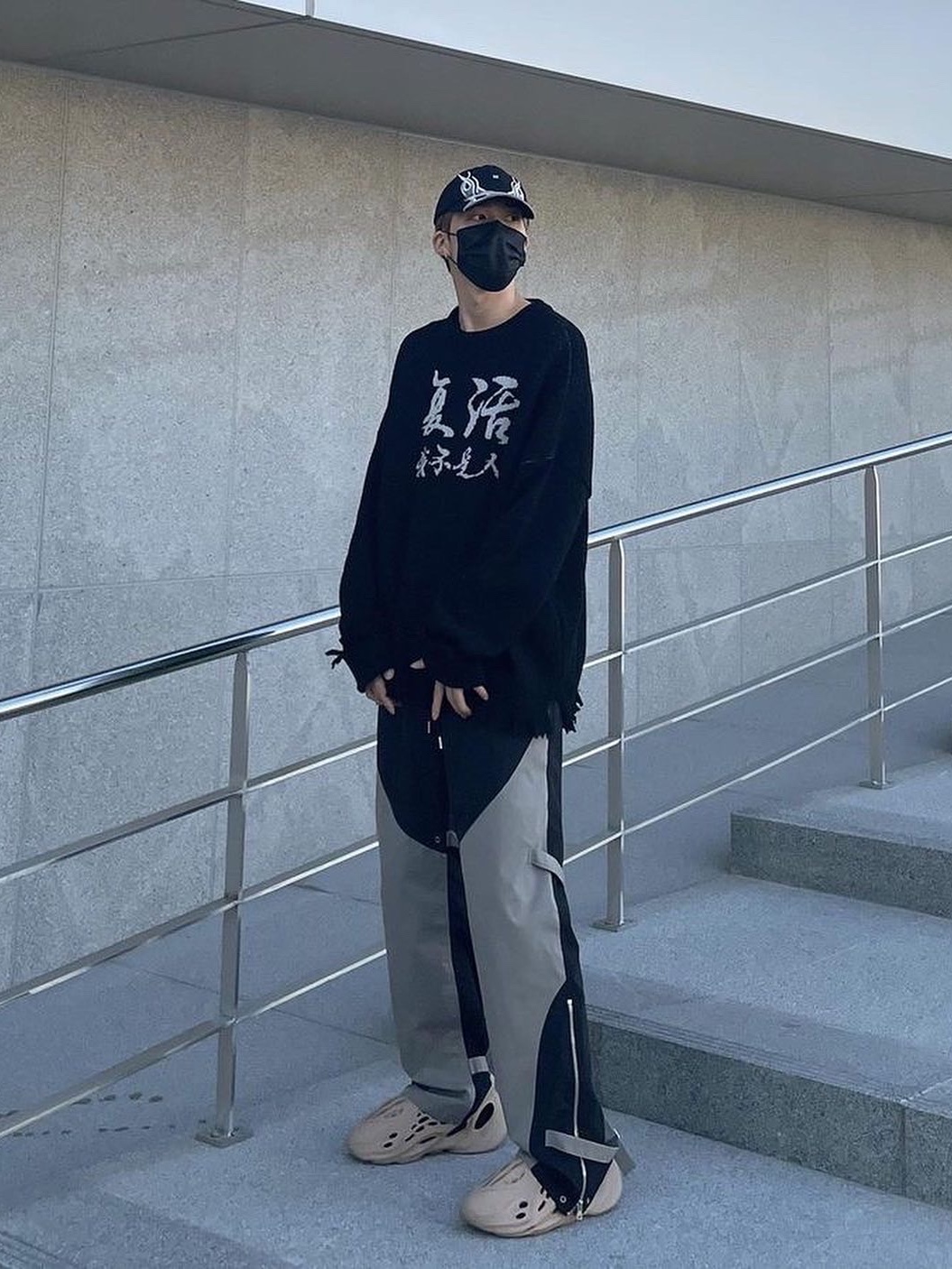 Adidas Yeezy Foam RNNR Mist 착용 스타일 - 2