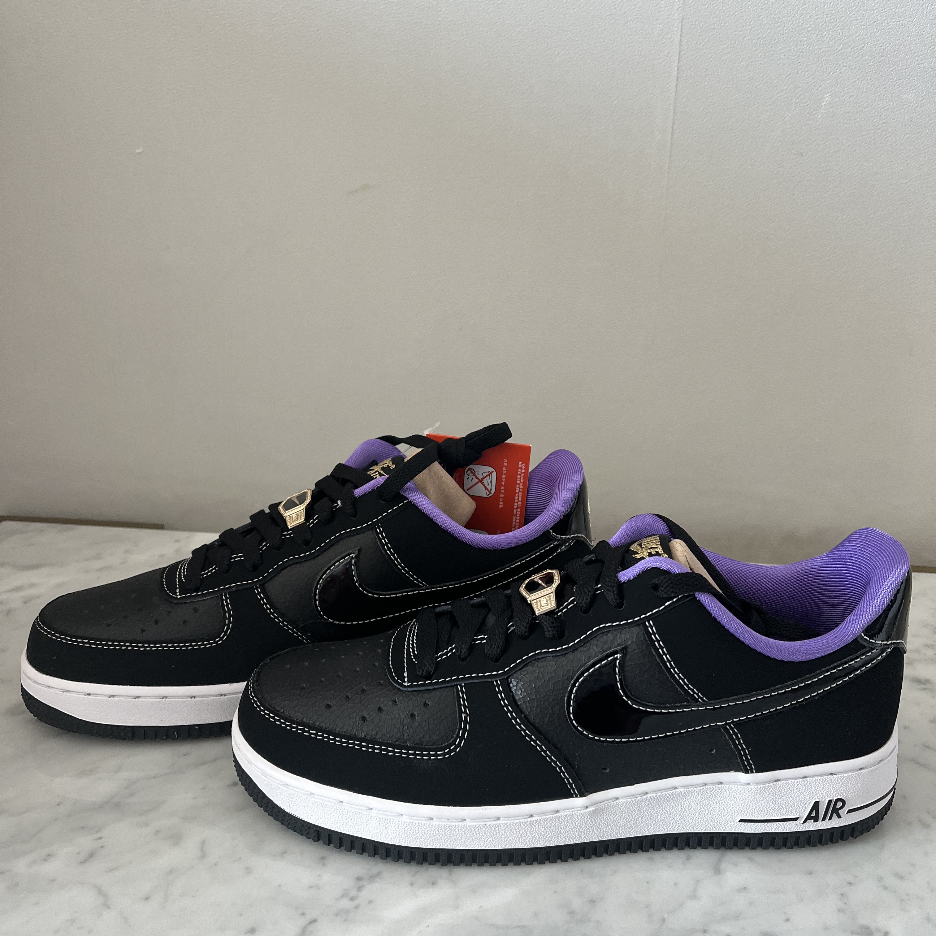 Nike Air Force 1 '07 LV8 EMB World Champions Black Iron Grey 착용 스타일 - 1