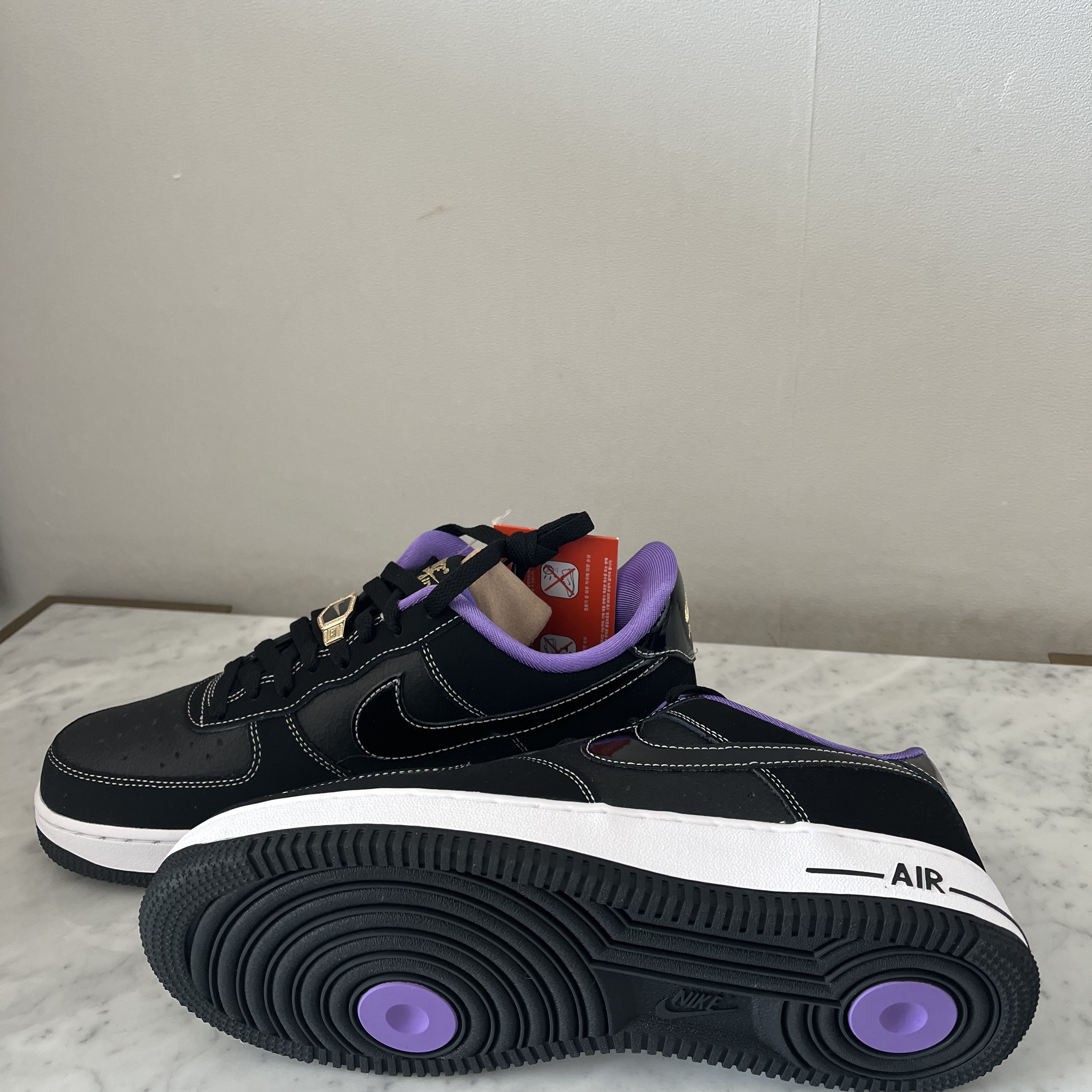 Nike Air Force 1 '07 LV8 EMB World Champions Black Iron Grey 착용 스타일 - 3