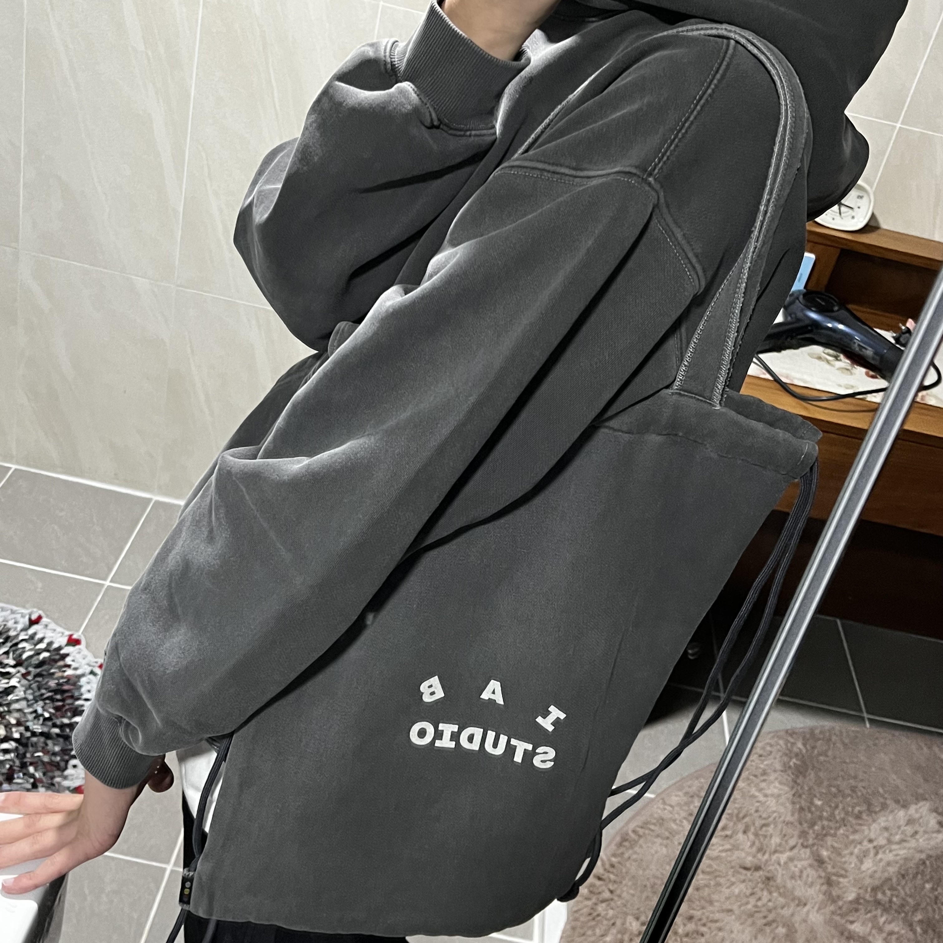 IAB Studio Pigment Hoodie & Sack Black 착용 스타일 - 2