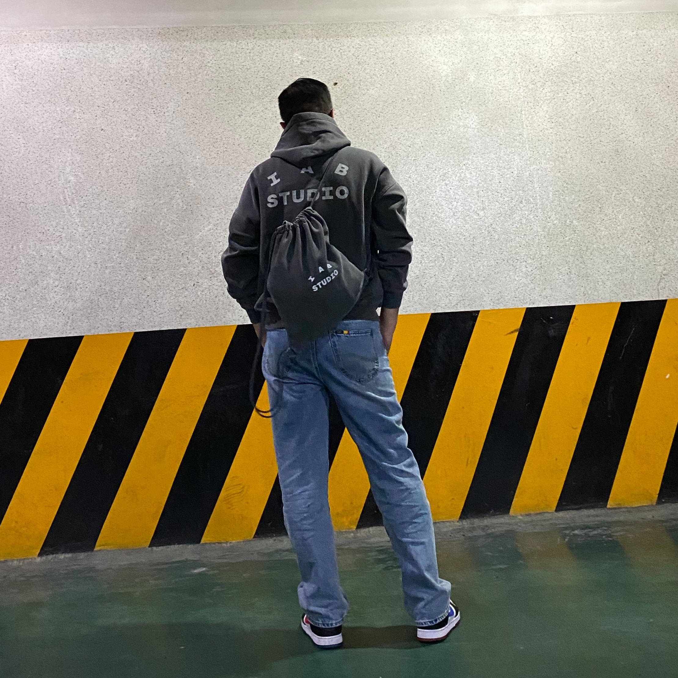 IAB Studio Pigment Hoodie & Sack Black, IAB Studio x Lee Denim Jeans Indigo Navy 착용 스타일 - 3