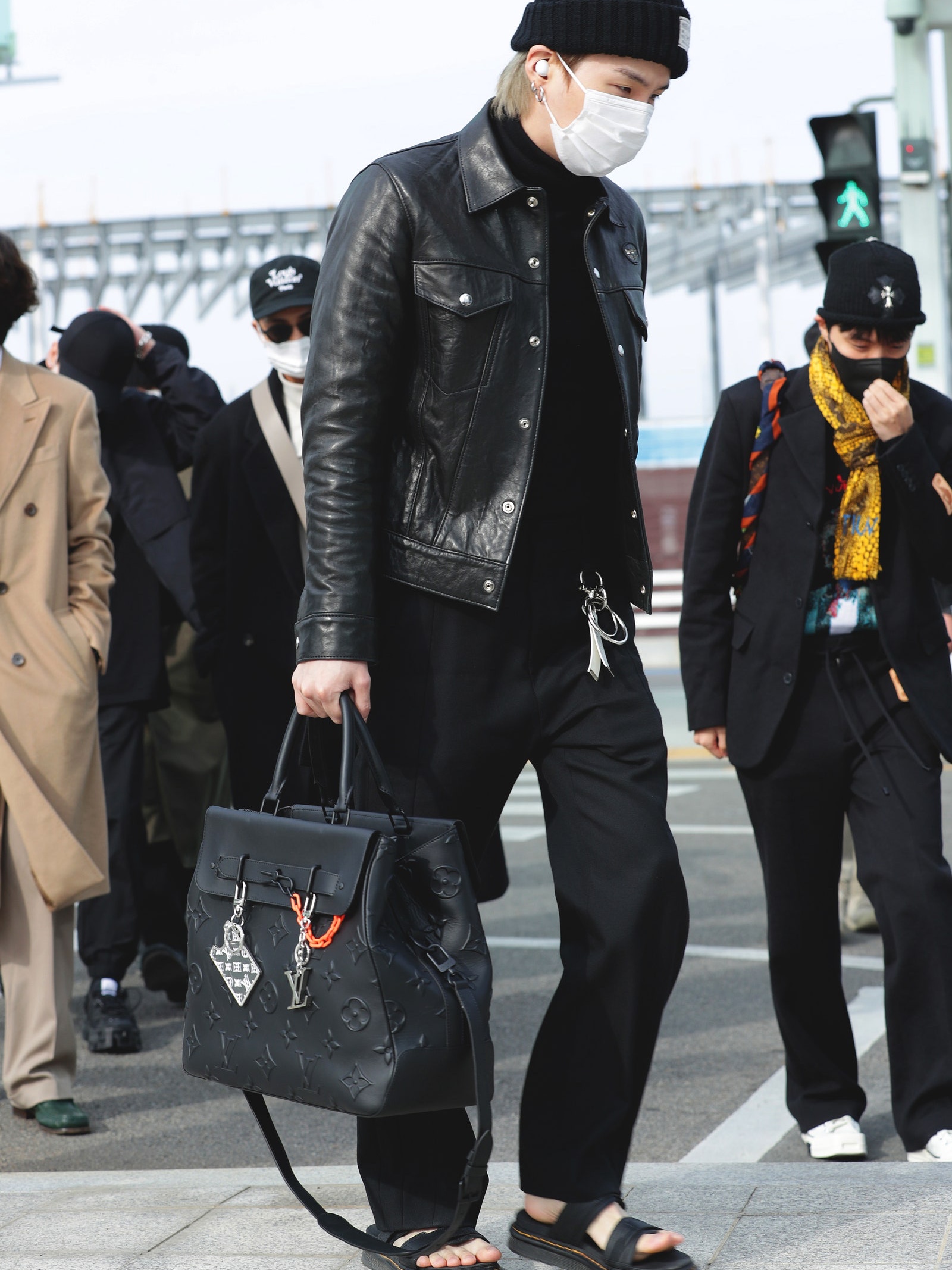 Louis Vuitton Steamer Tote Debossed Monogram Motif Black 착용 스타일