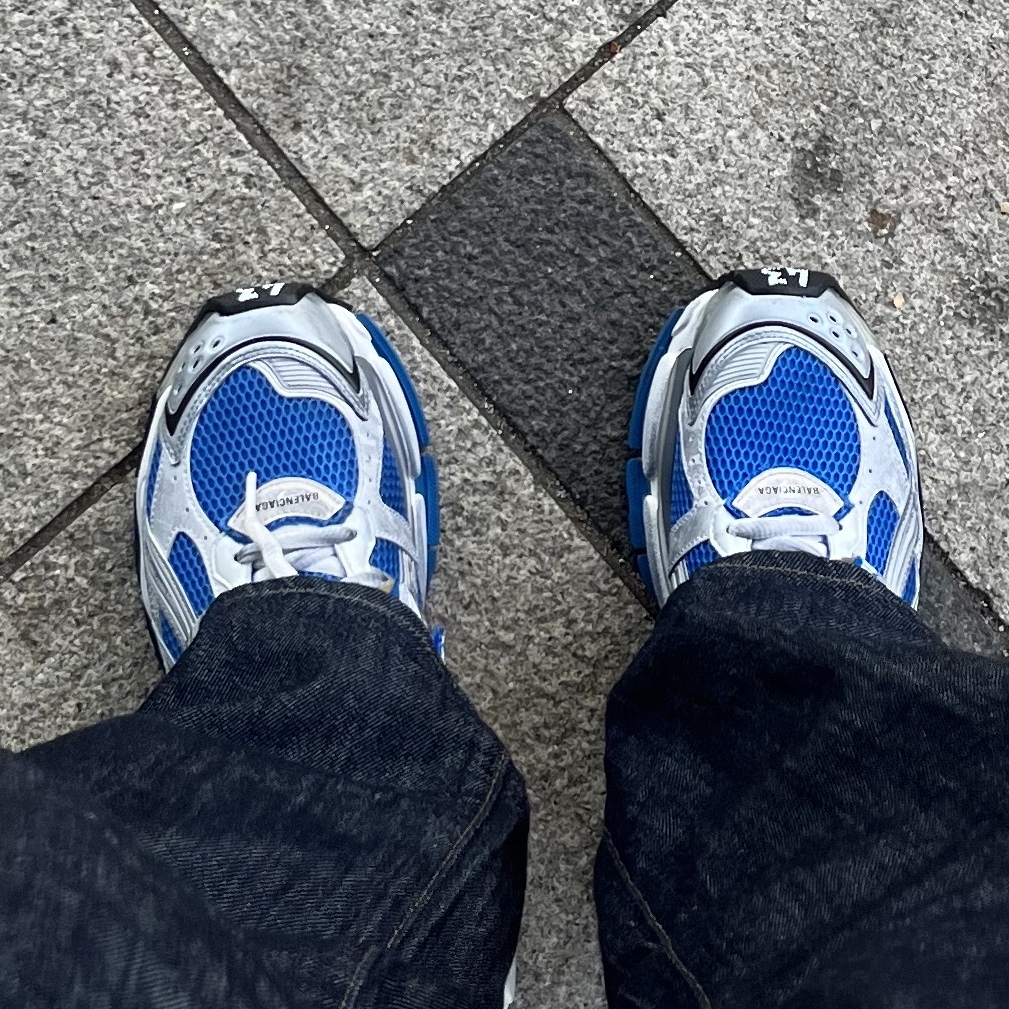 Balenciaga Runner Sneakers Blue White 착용 스타일
