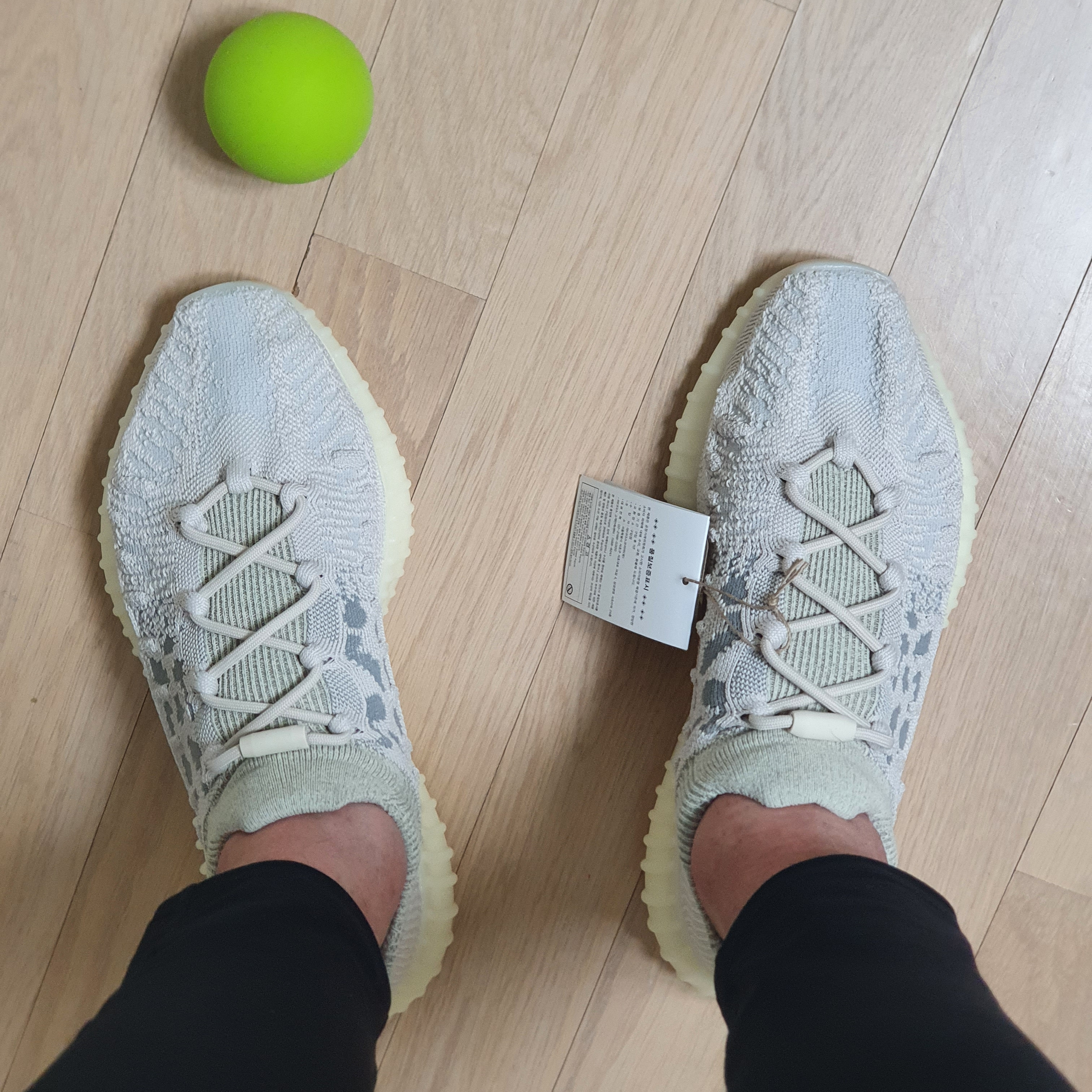 Adidas Yeezy 350 V2 CMPCT Slate Bone 2022/2023 착용 스타일 - 2