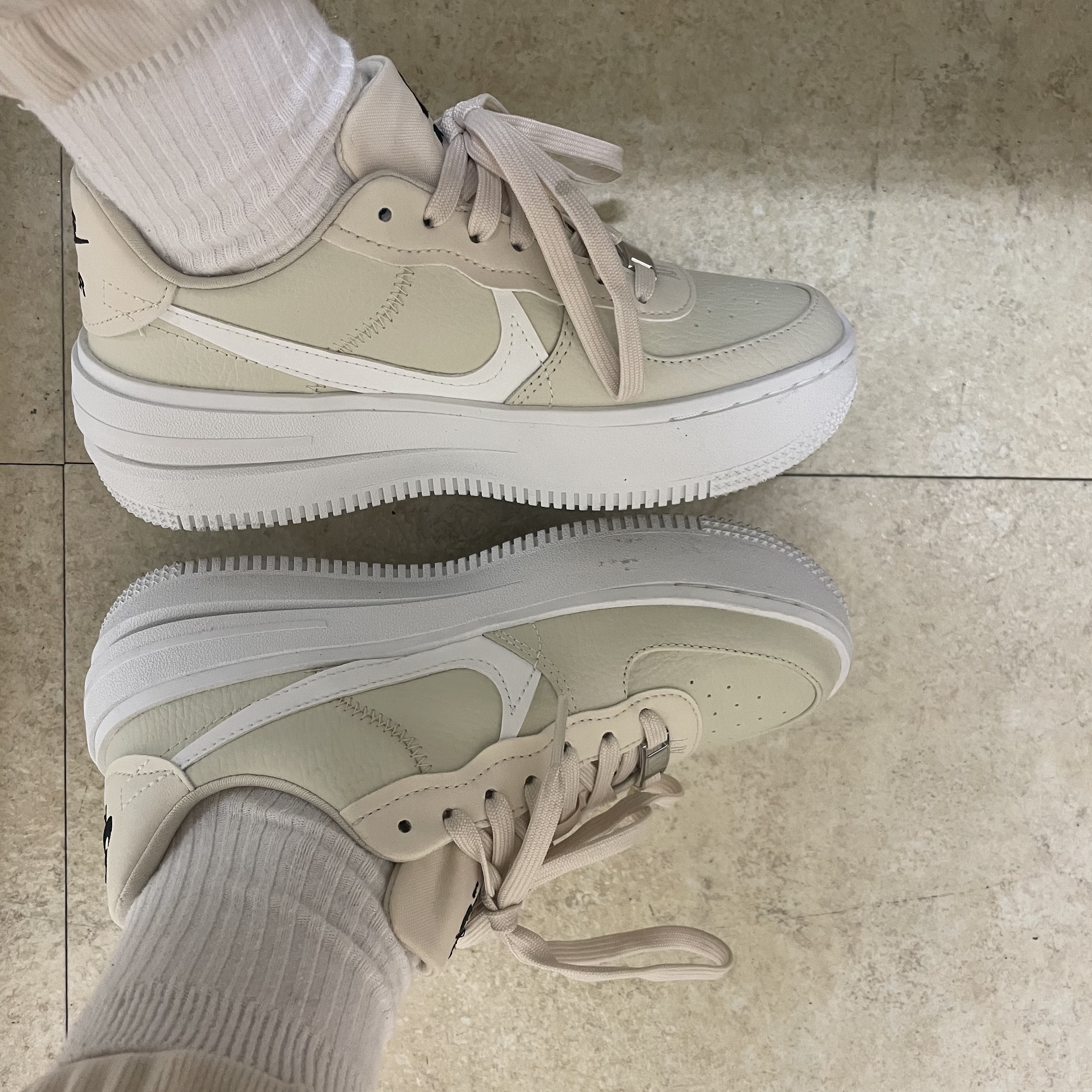 (W) Nike Air Force 1 PLT.AF.ORM Fossil and White 착용 스타일 - 2