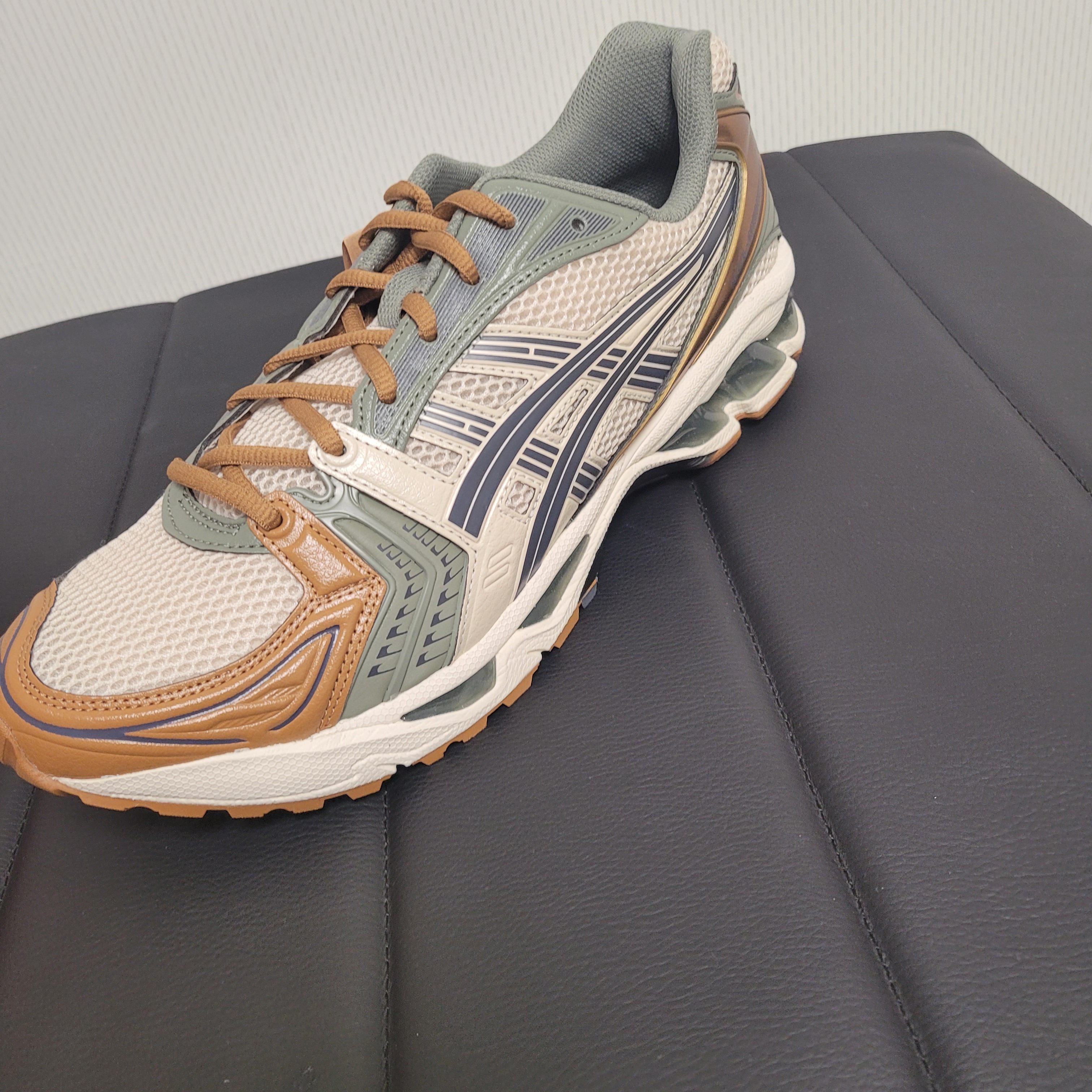 Asics Gel-Kayano 14 Vanilla Tarmac 착용 스타일 - 2