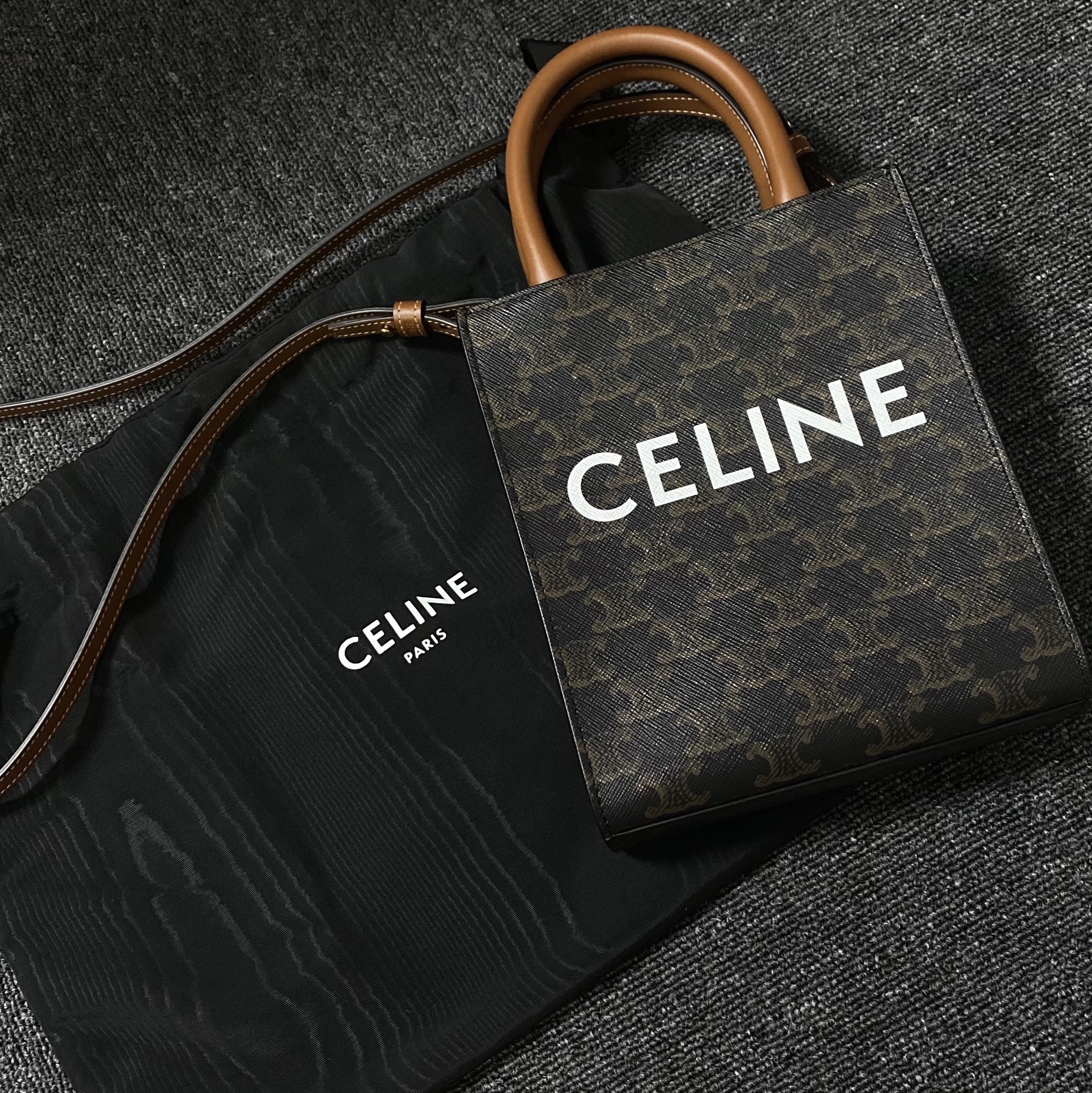 Celine Mini Vertical Cabas in Triomphe Canvas and Calfskin with Celine Print Tan, (W) Nike Dunk Low Black 착용 스타일 - 2