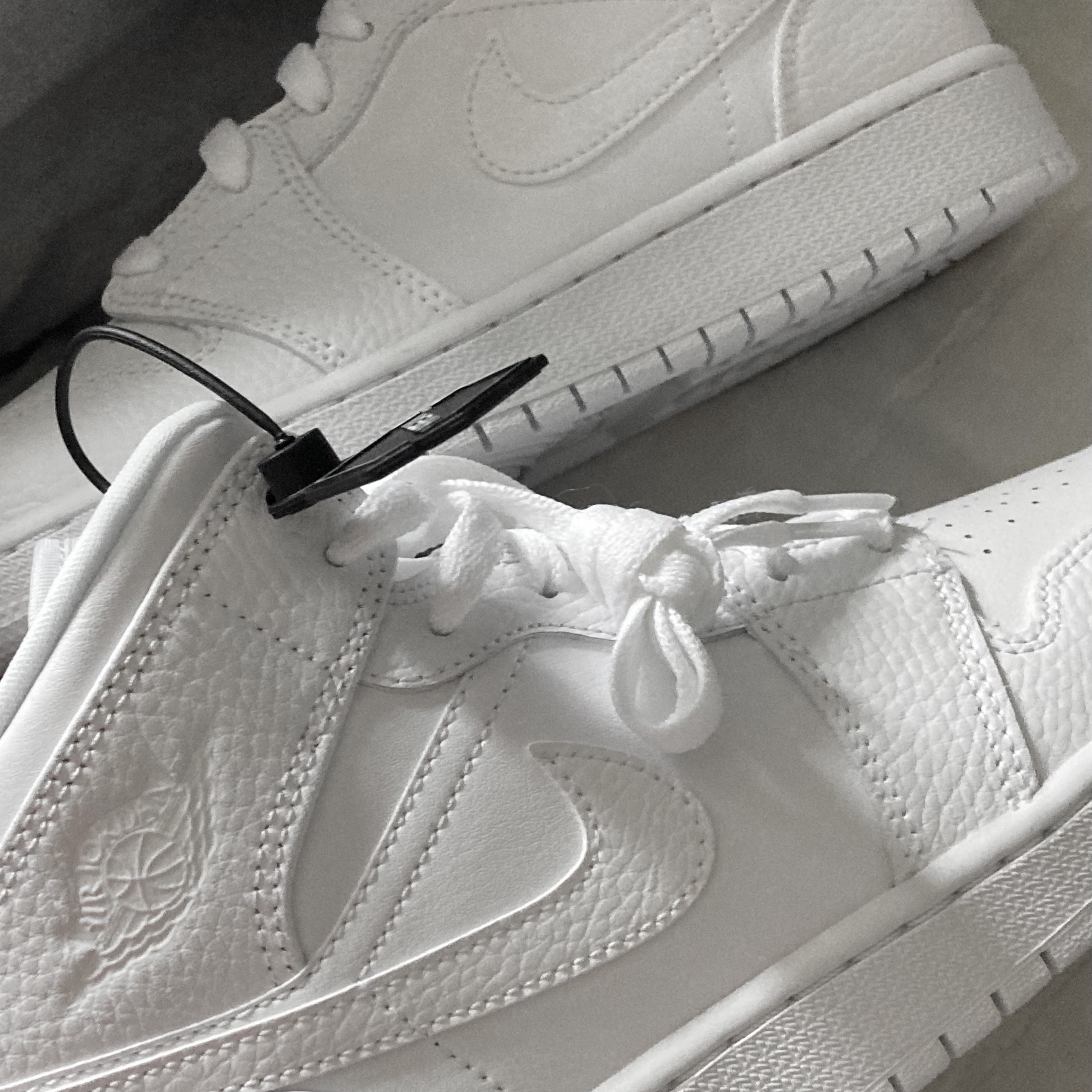 Jordan 1 Mid Triple White 착용 스타일