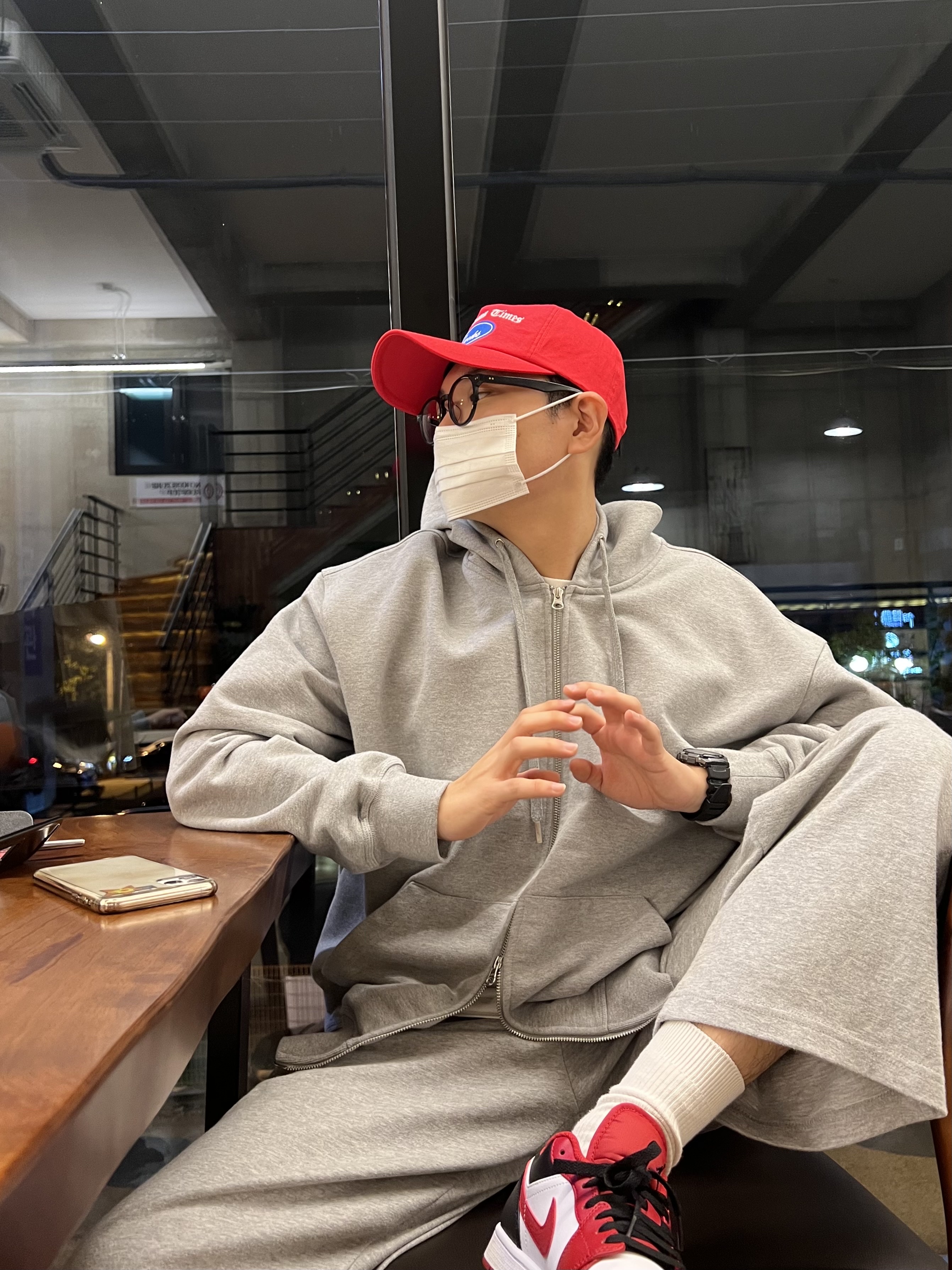 Jordan 1 Low White Gym Red Black 착용 스타일 - 2