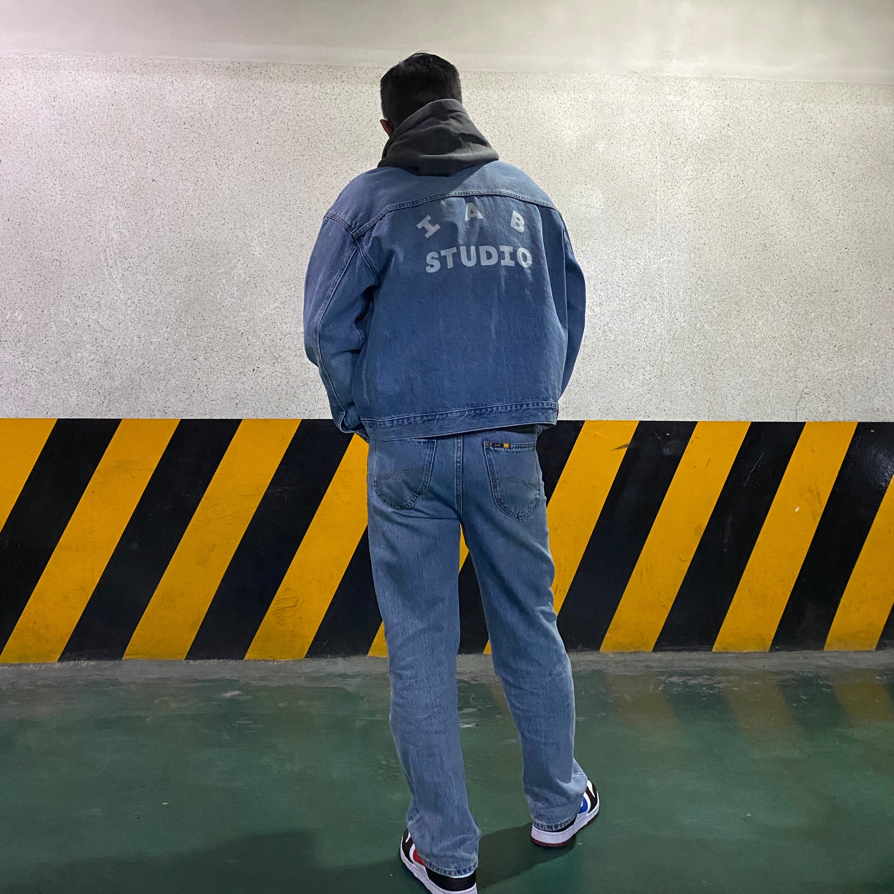 IAB Studio Pigment Hoodie & Sack Black, IAB Studio x Lee Denim Jeans Indigo Navy 착용 스타일 - 4