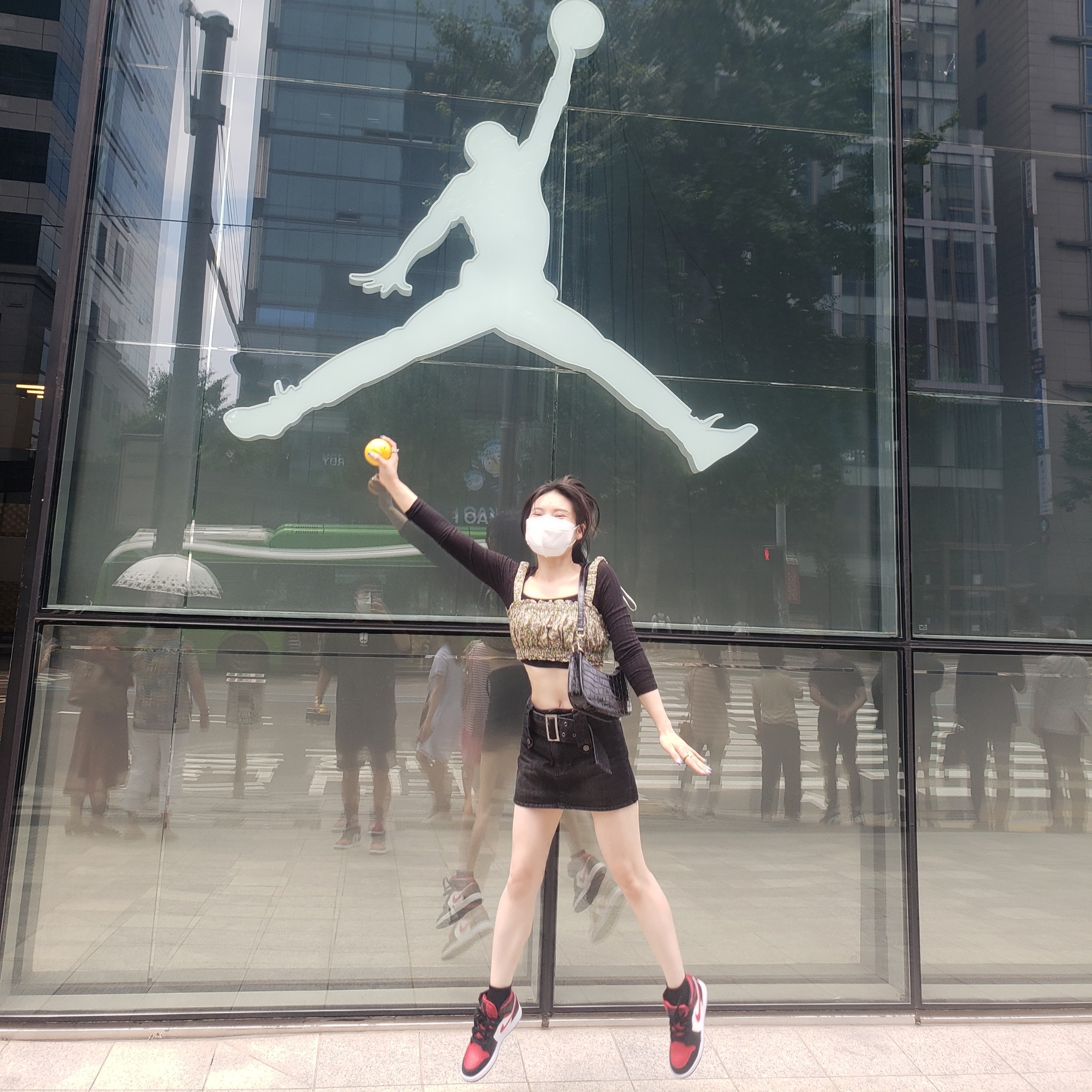 Jordan 1 Mid Black Fire Red 착용 스타일 - 3