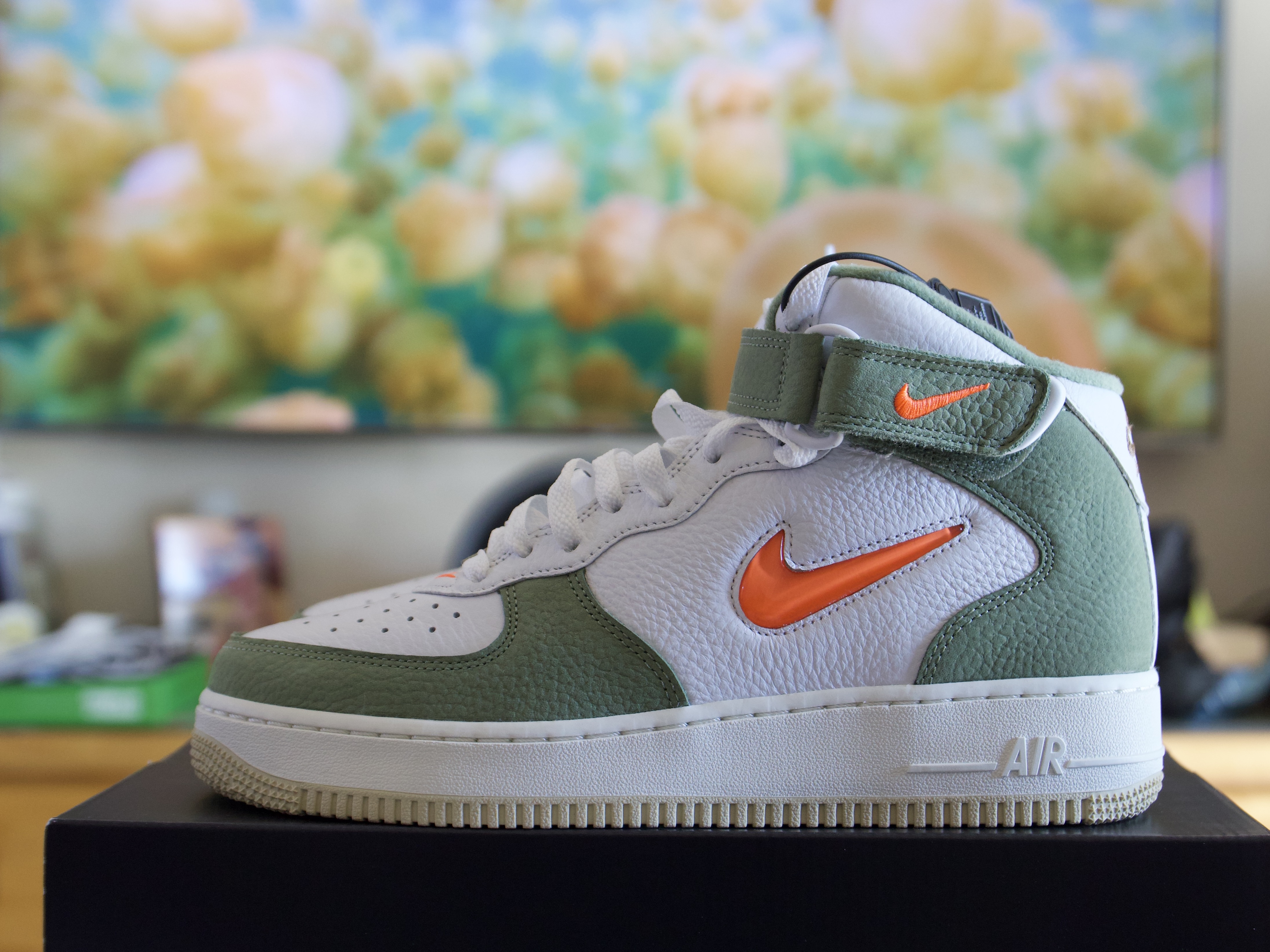 Nike Air Force 1 Mid '07 QS Olive Green and Total Orange 착용 스타일 - 1