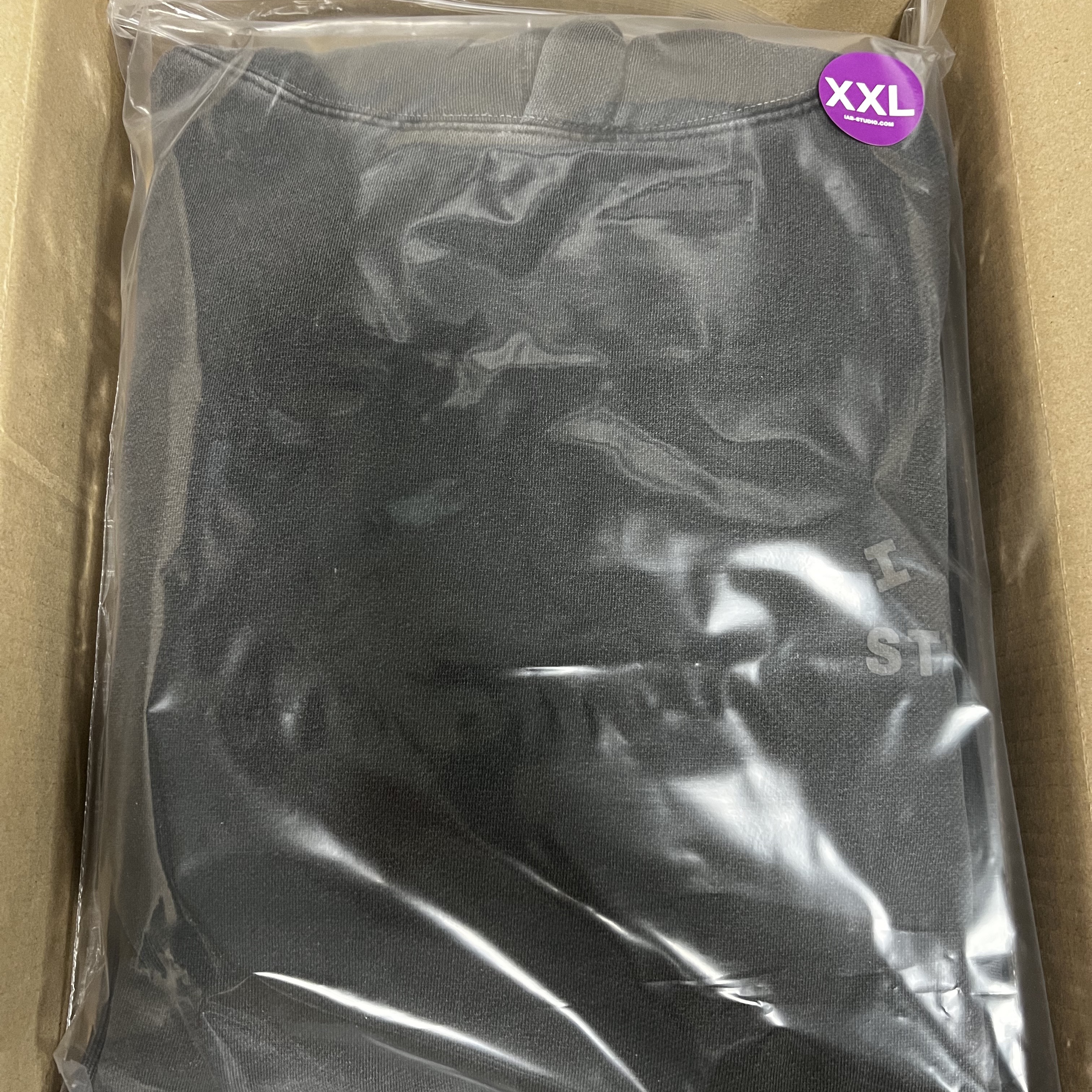 IAB Studio Pigment Hoodie & Sack Black 착용 스타일 - 2