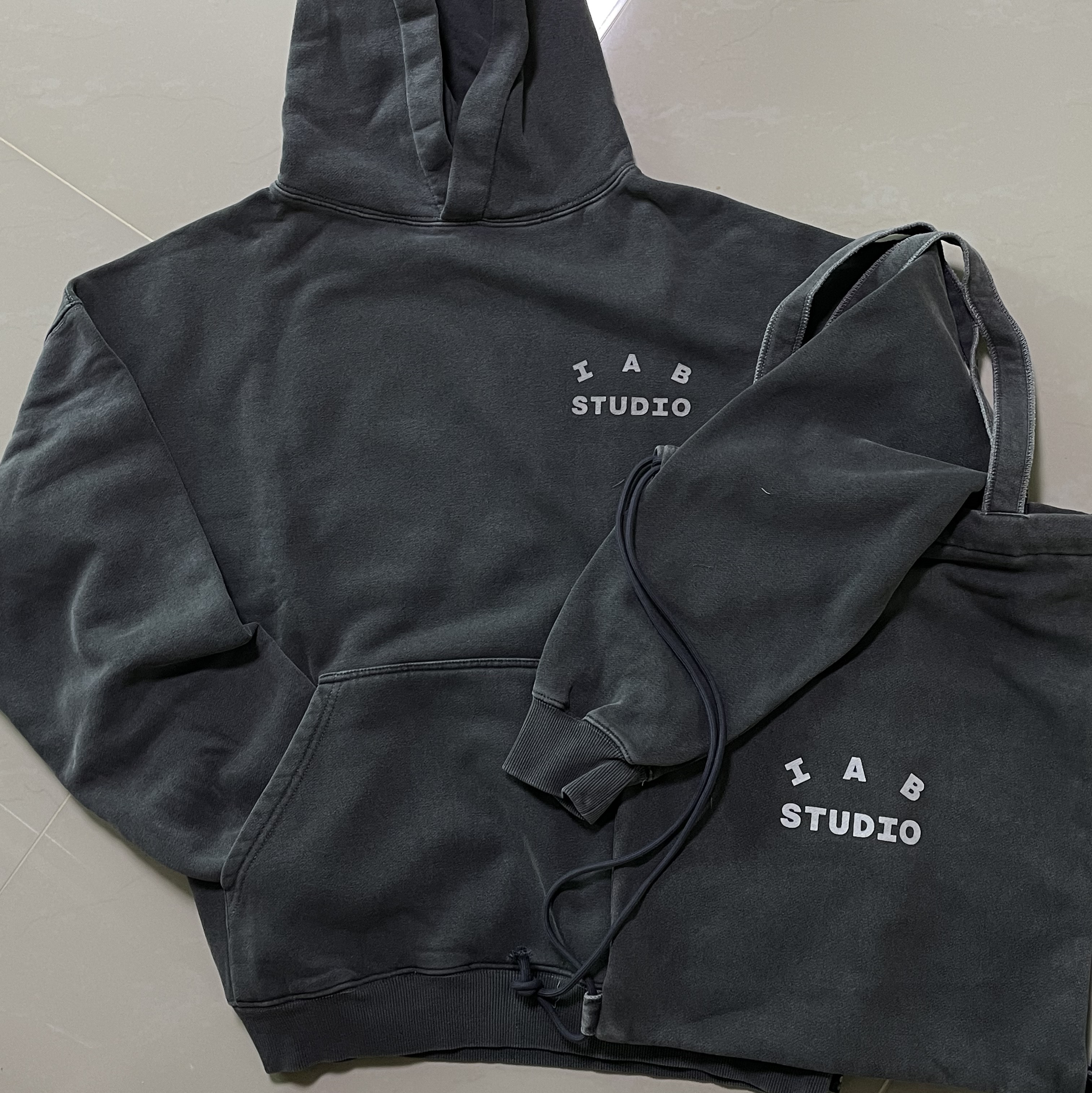 IAB Studio Pigment Hoodie & Sack Black, IAB Studio Pigment Hoodie Black 착용 스타일 - 1