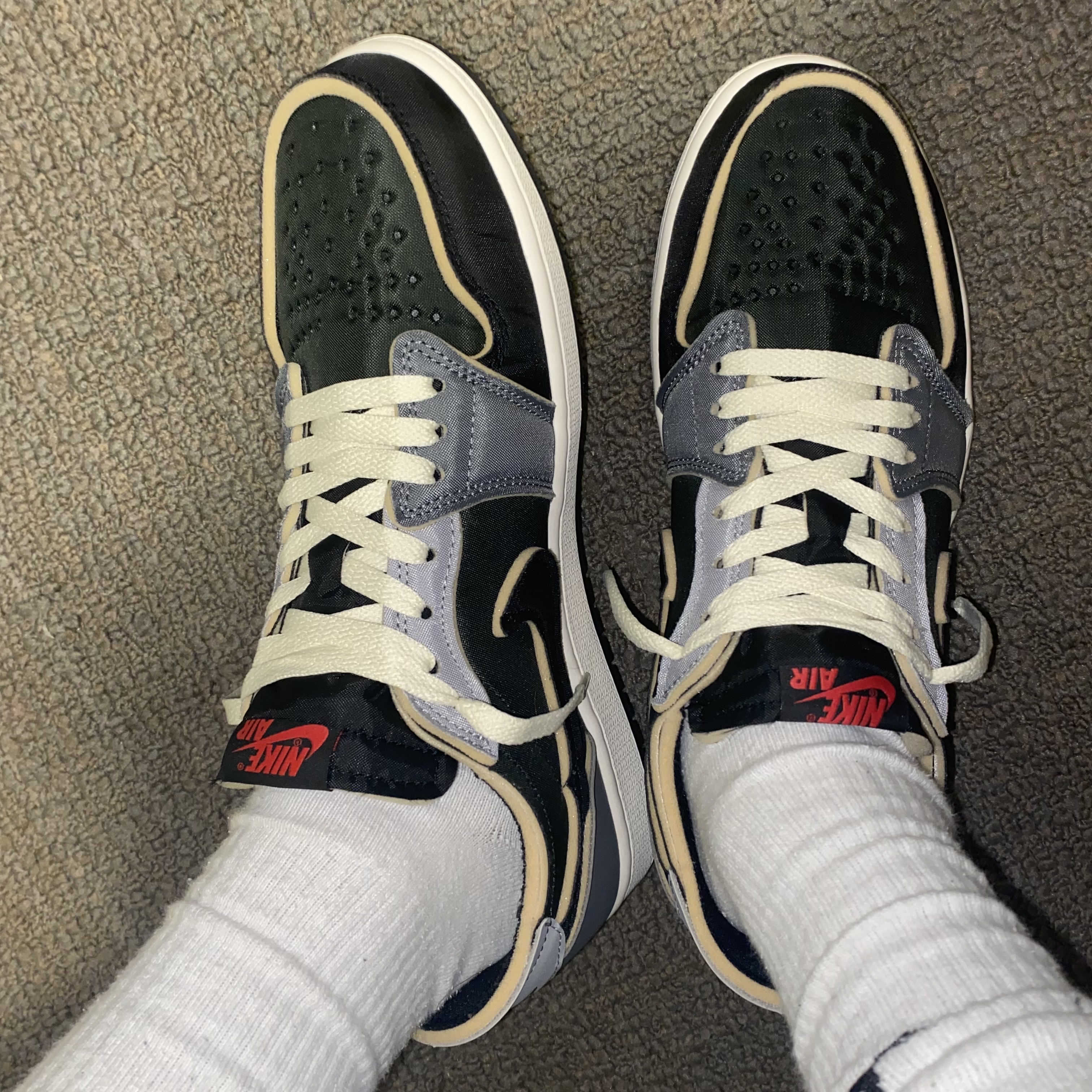 Jordan 1 Retro Low OG EX Black and Smoke Grey 착용 스타일 - 2