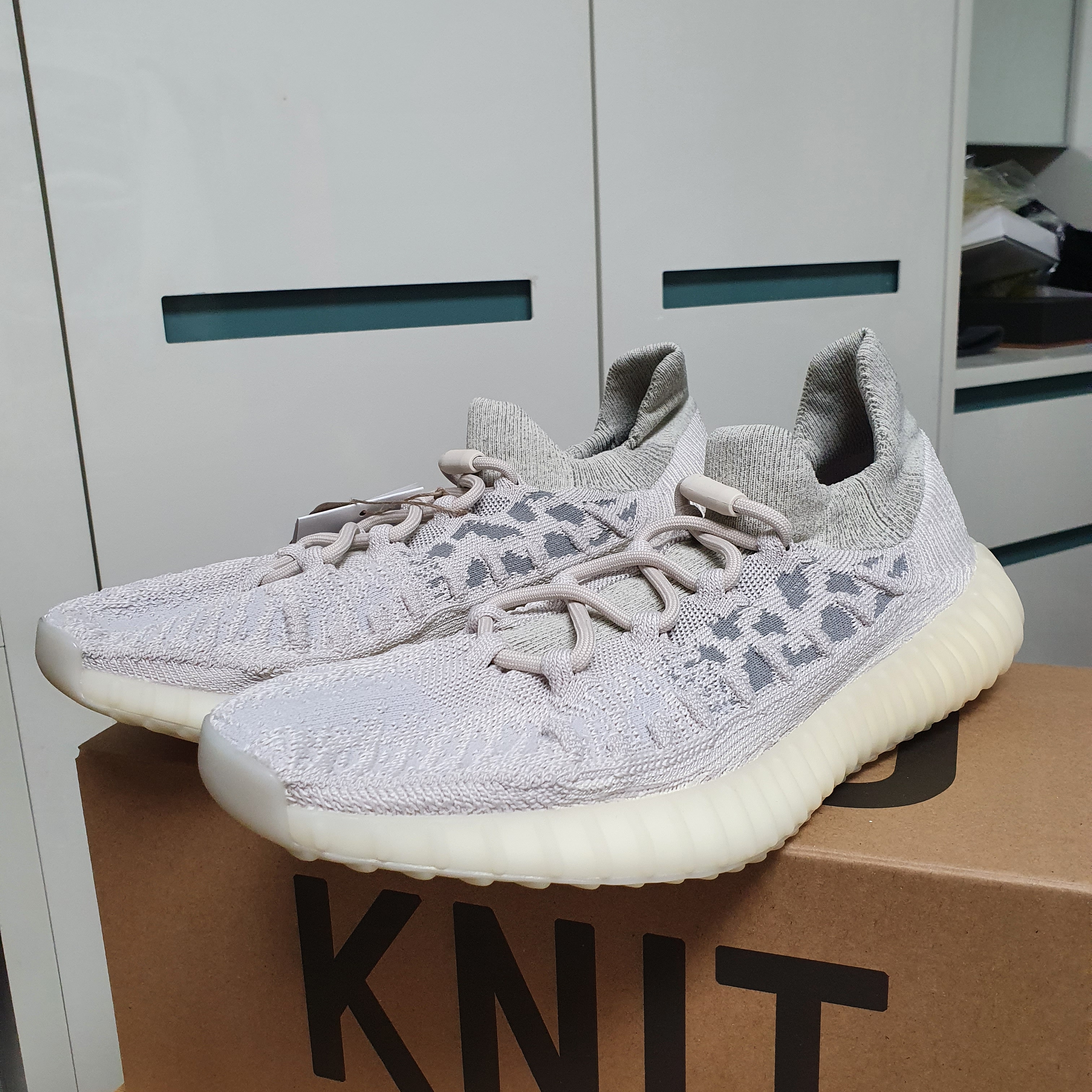 Adidas Yeezy 350 V2 CMPCT Slate Bone 2022/2023 착용 스타일 - 3