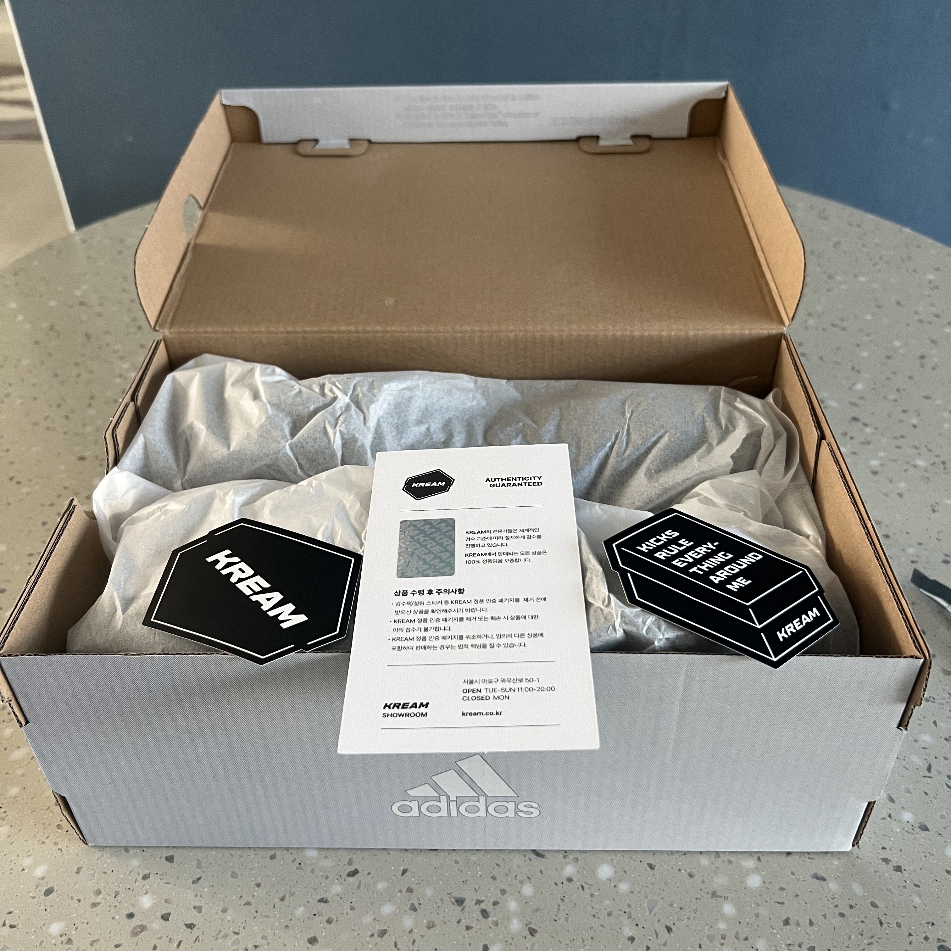 (W) Adidas Ultraboost 22 Triple Black 착용 스타일 - 2