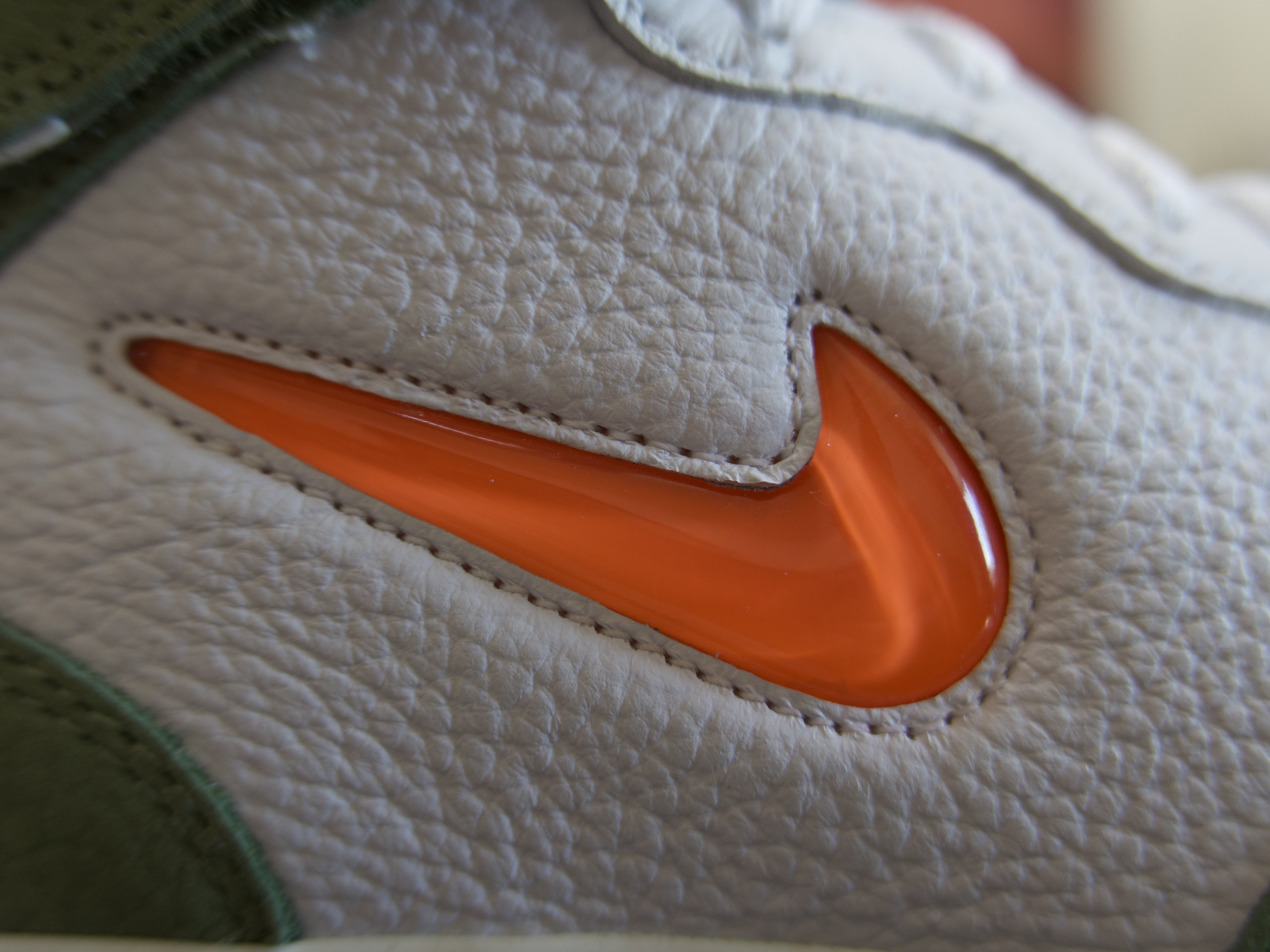 Nike Air Force 1 Mid '07 QS Olive Green and Total Orange 착용 스타일 - 3