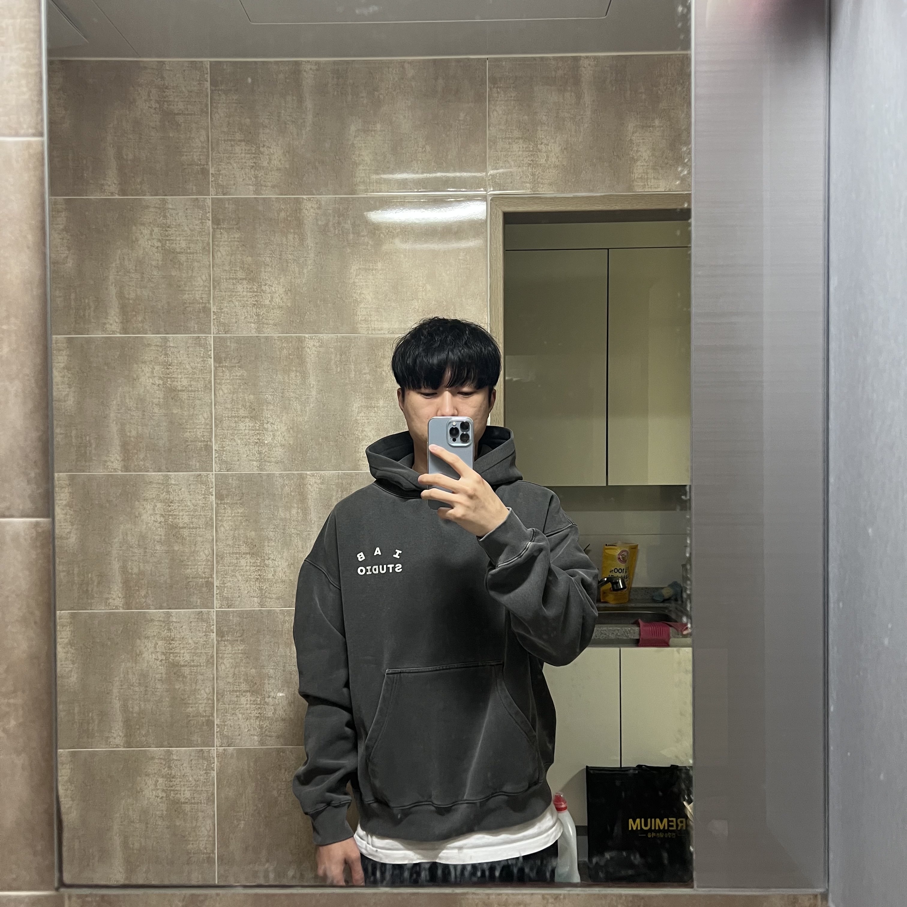IAB Studio Pigment Hoodie & Sack Black 착용 스타일