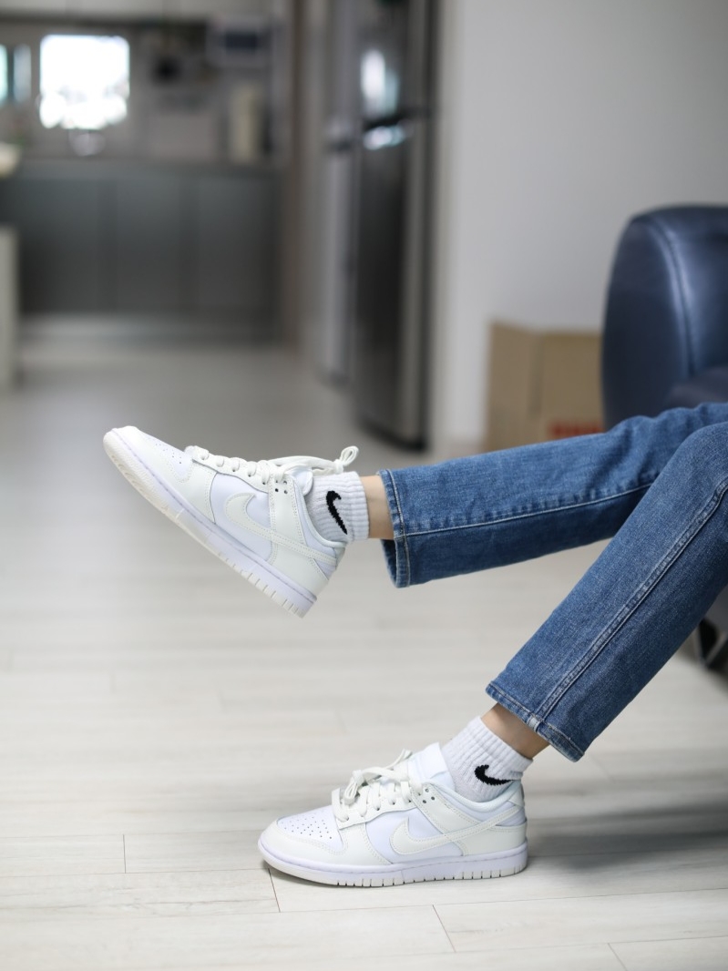 (W) Nike Dunk Low White and Sail 착용 스타일 - 1
