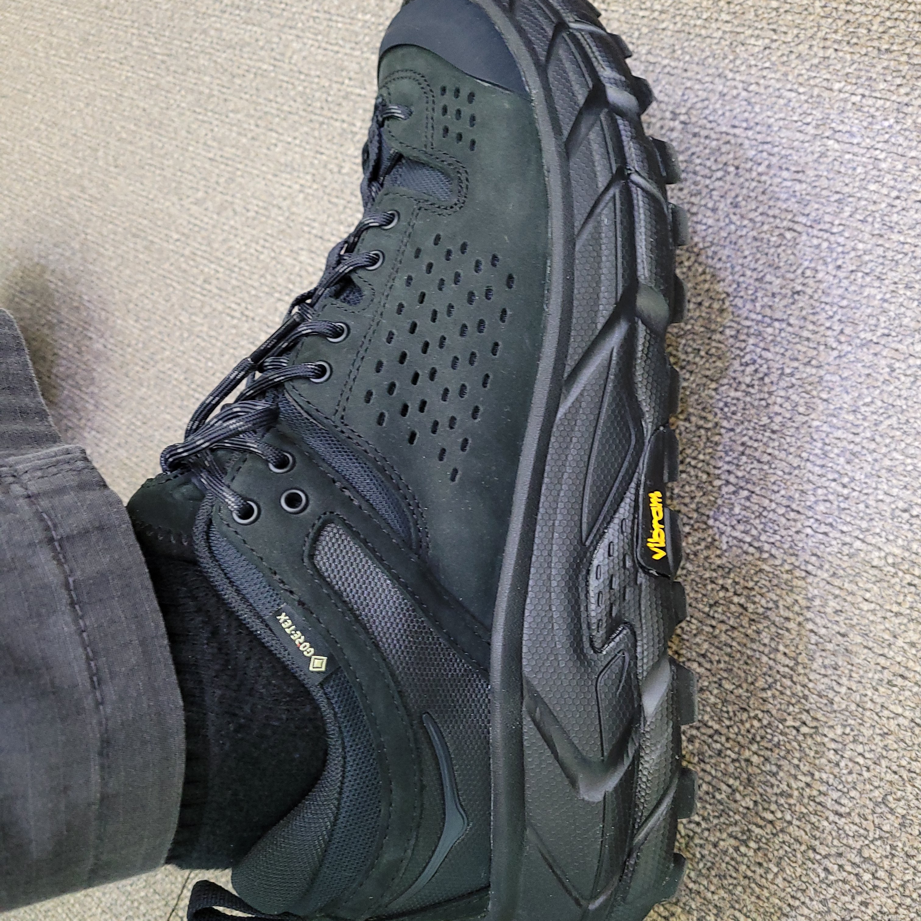 Hoka Tor Ultra Low Black 착용 스타일 - 3