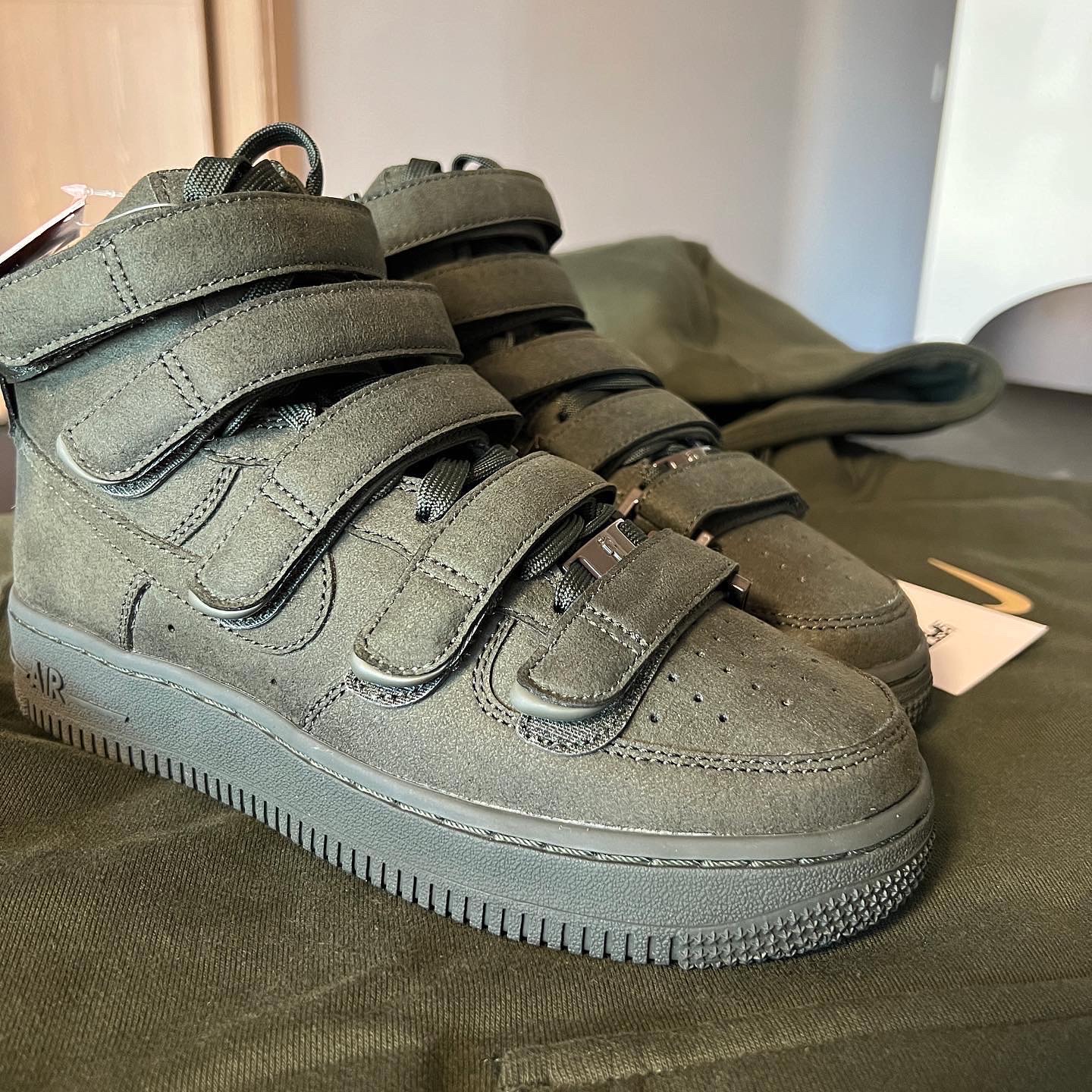 Nike x Billie Eilish NRG Fleece Hoodie Sequoia - Asia, Nike x Billie Eilish Air Force 1 High '07 SP Sequoia 착용 스타일 - 3