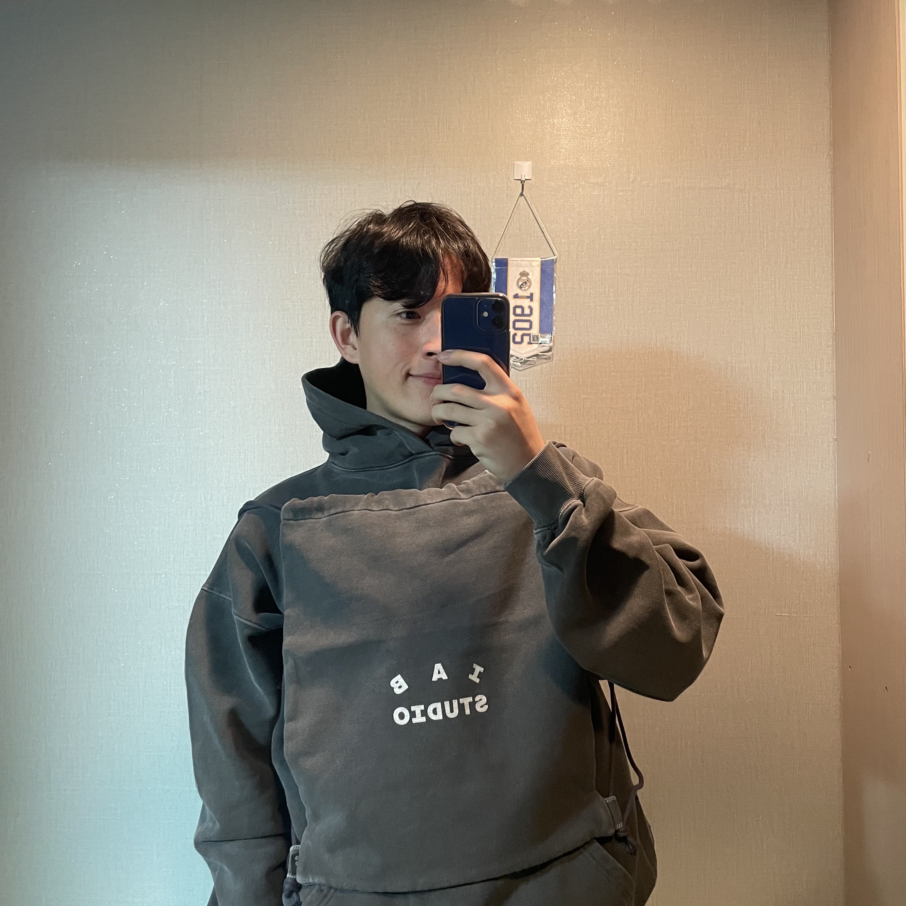 IAB Studio Pigment Hoodie & Sack Black 착용 스타일