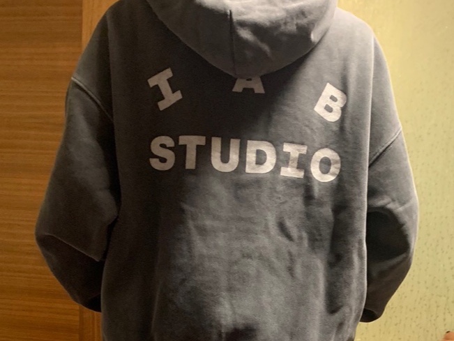 IAB Studio Pigment Hoodie & Sack Black 착용 스타일 - 1