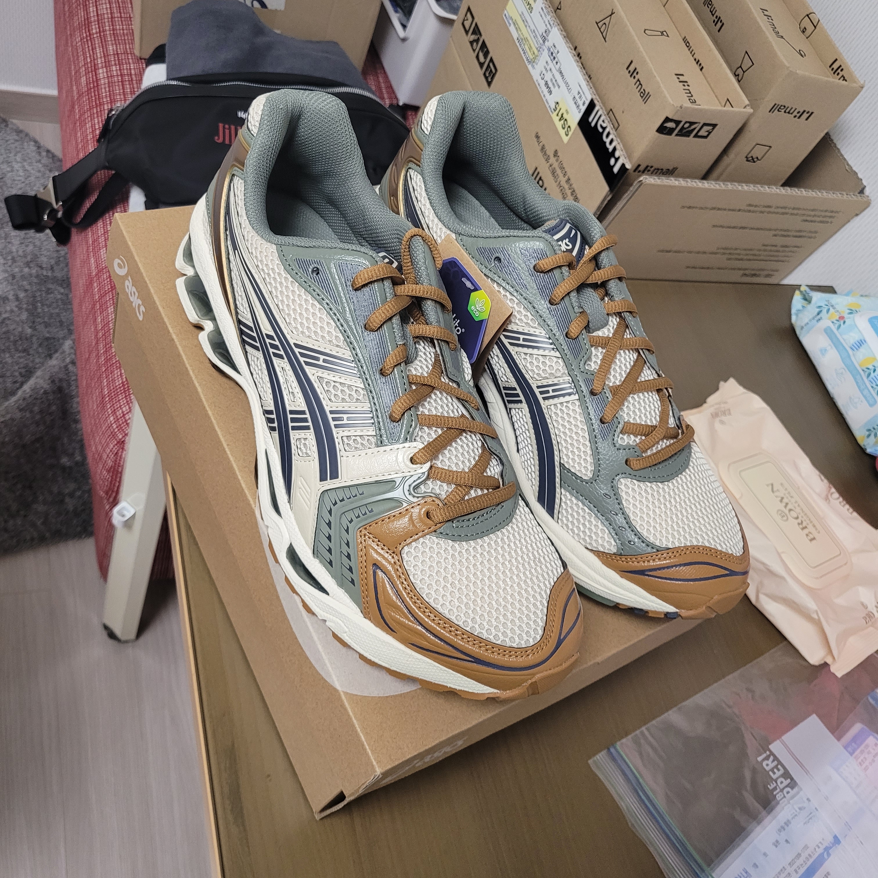 Asics Gel-Kayano 14 Vanilla Tarmac 착용 스타일 - 3