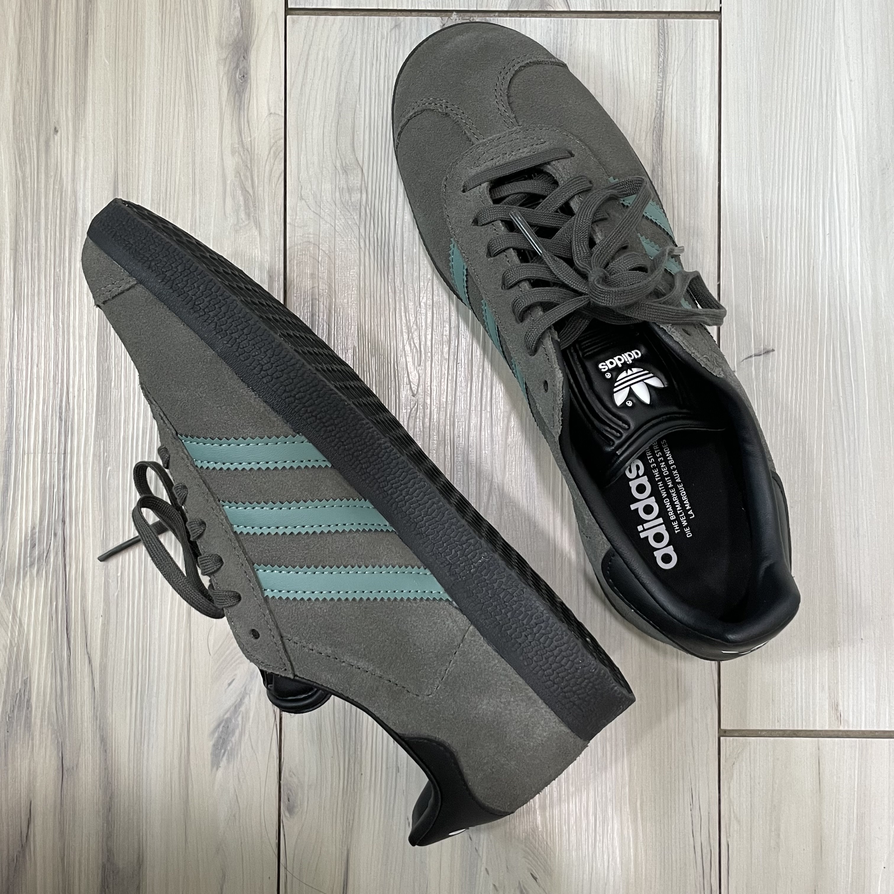 Adidas Gazelle Pantone Black 착용 스타일