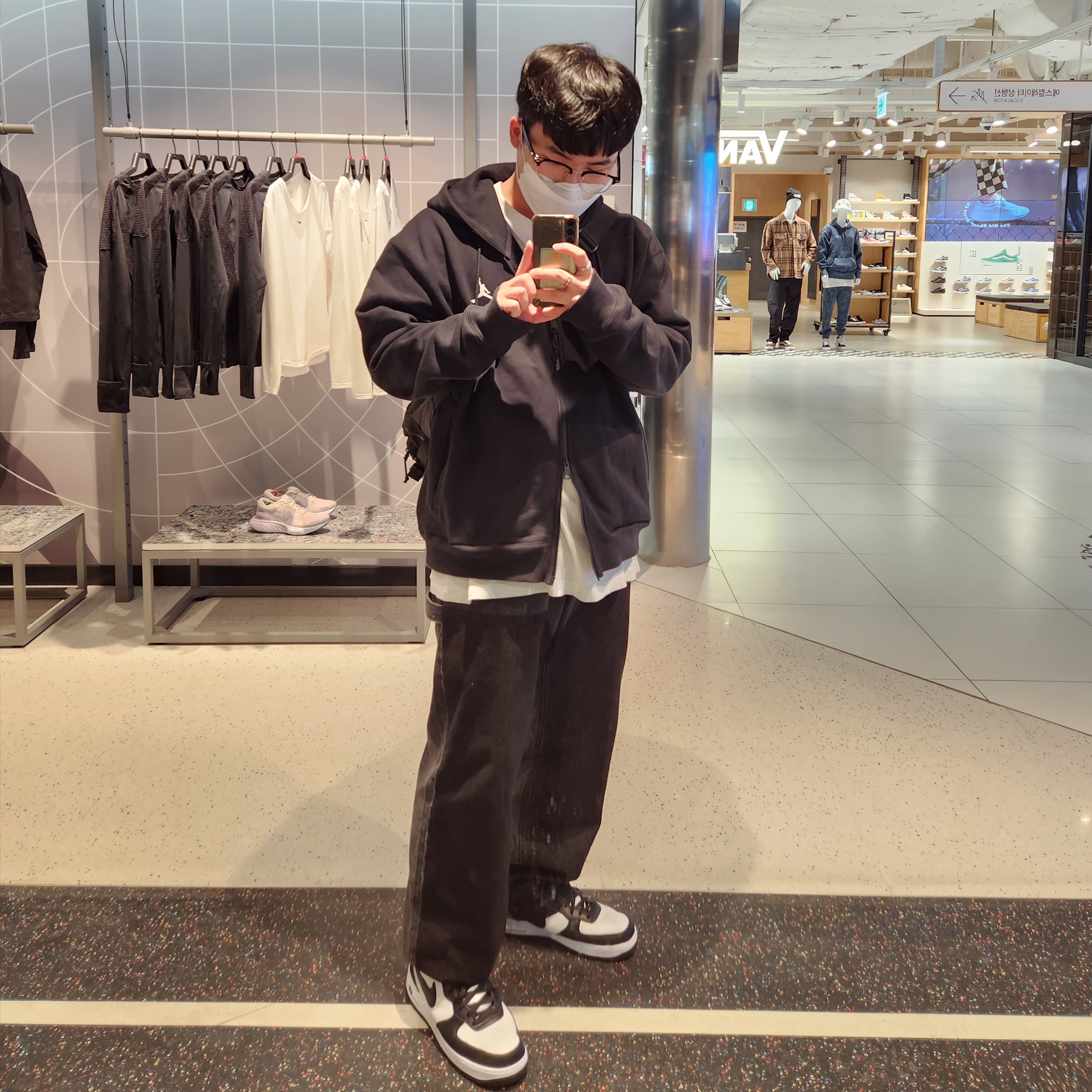 Nike x Stussy Air Force 1 '07 Mid SP Black and Light Bone 착용 스타일