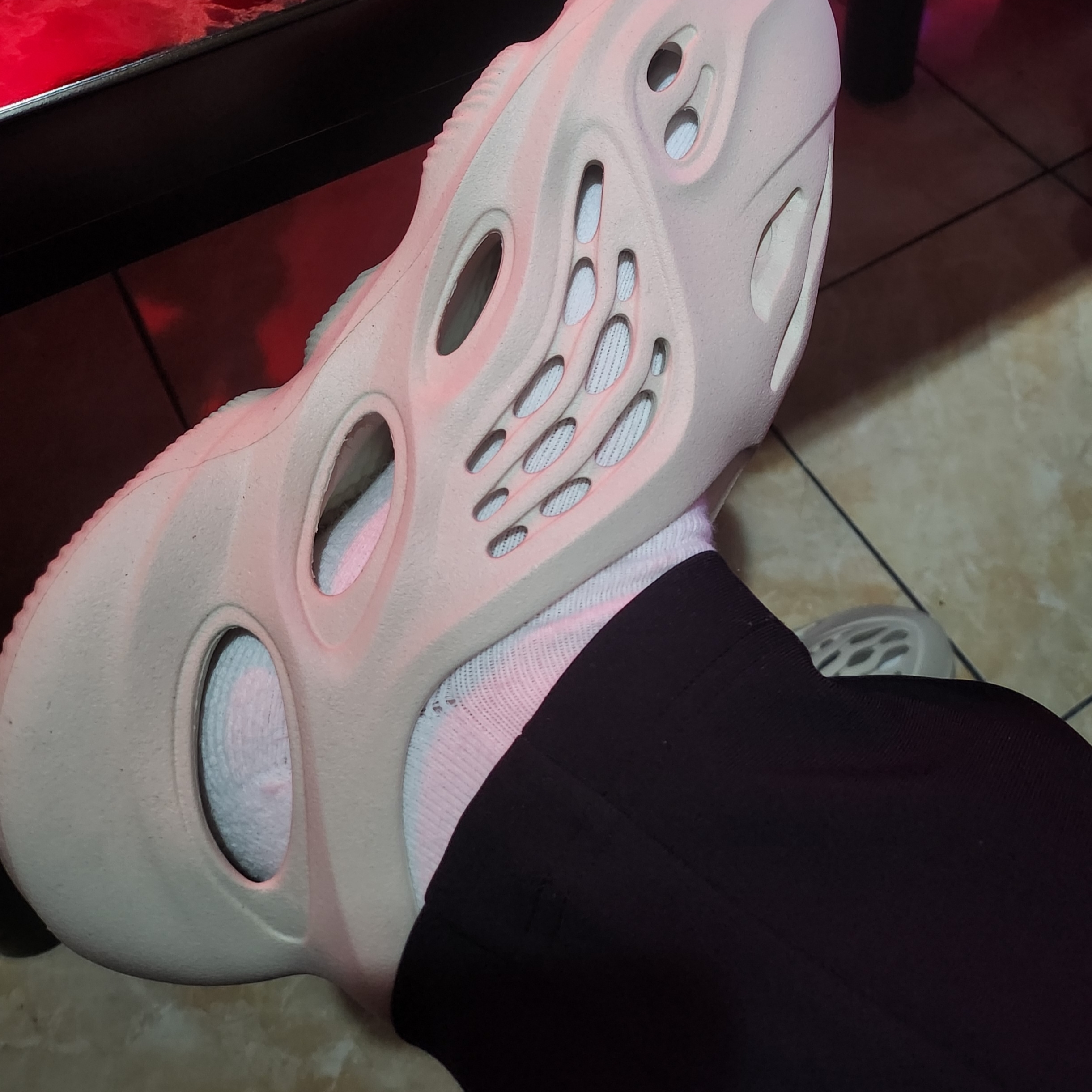Adidas Yeezy Foam RNNR Sand 착용 스타일 - 2