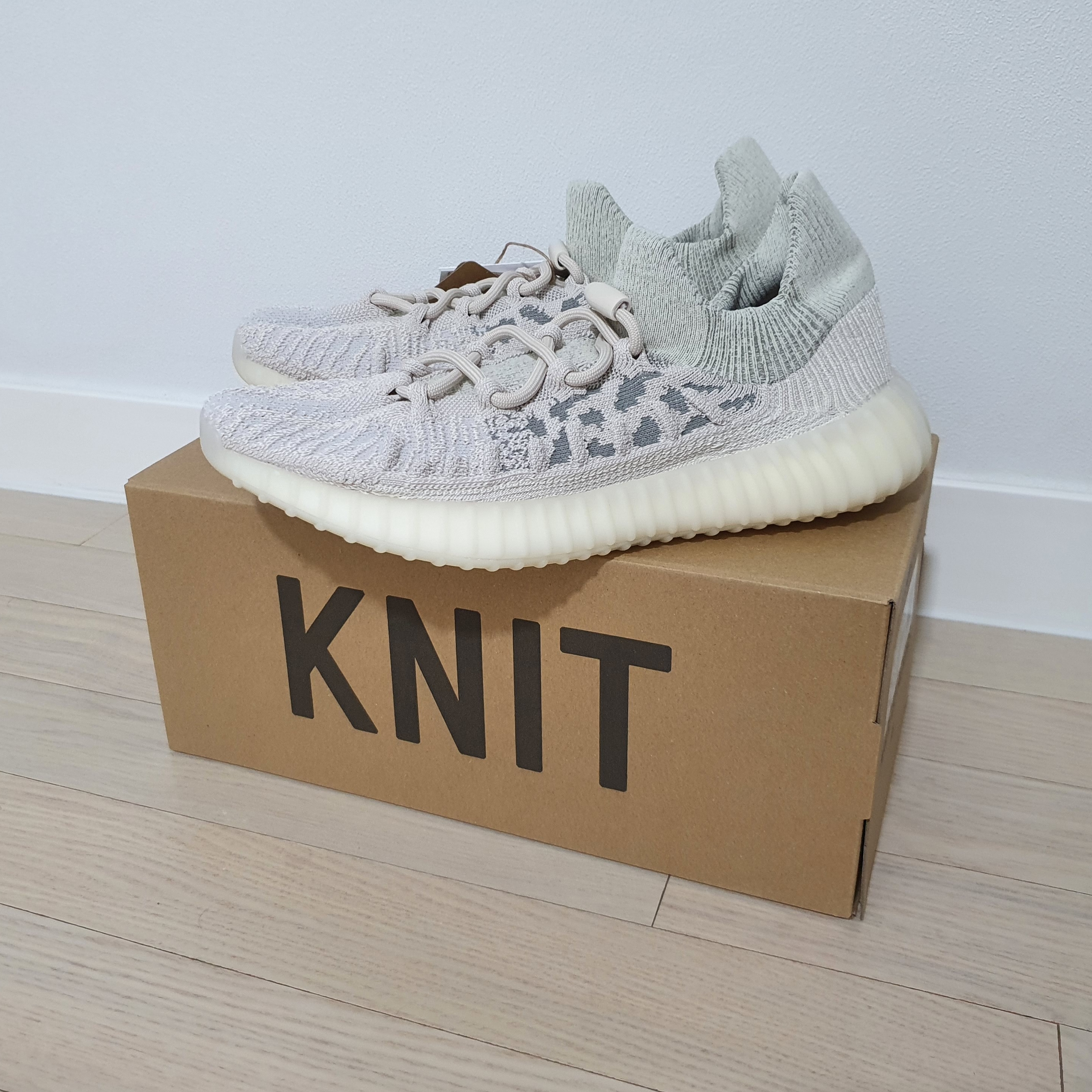 Adidas Yeezy 350 V2 CMPCT Slate Bone 2022/2023, Adidas Yeezy Boost 350 V2 Beluga 2.0 착용 스타일 - 3