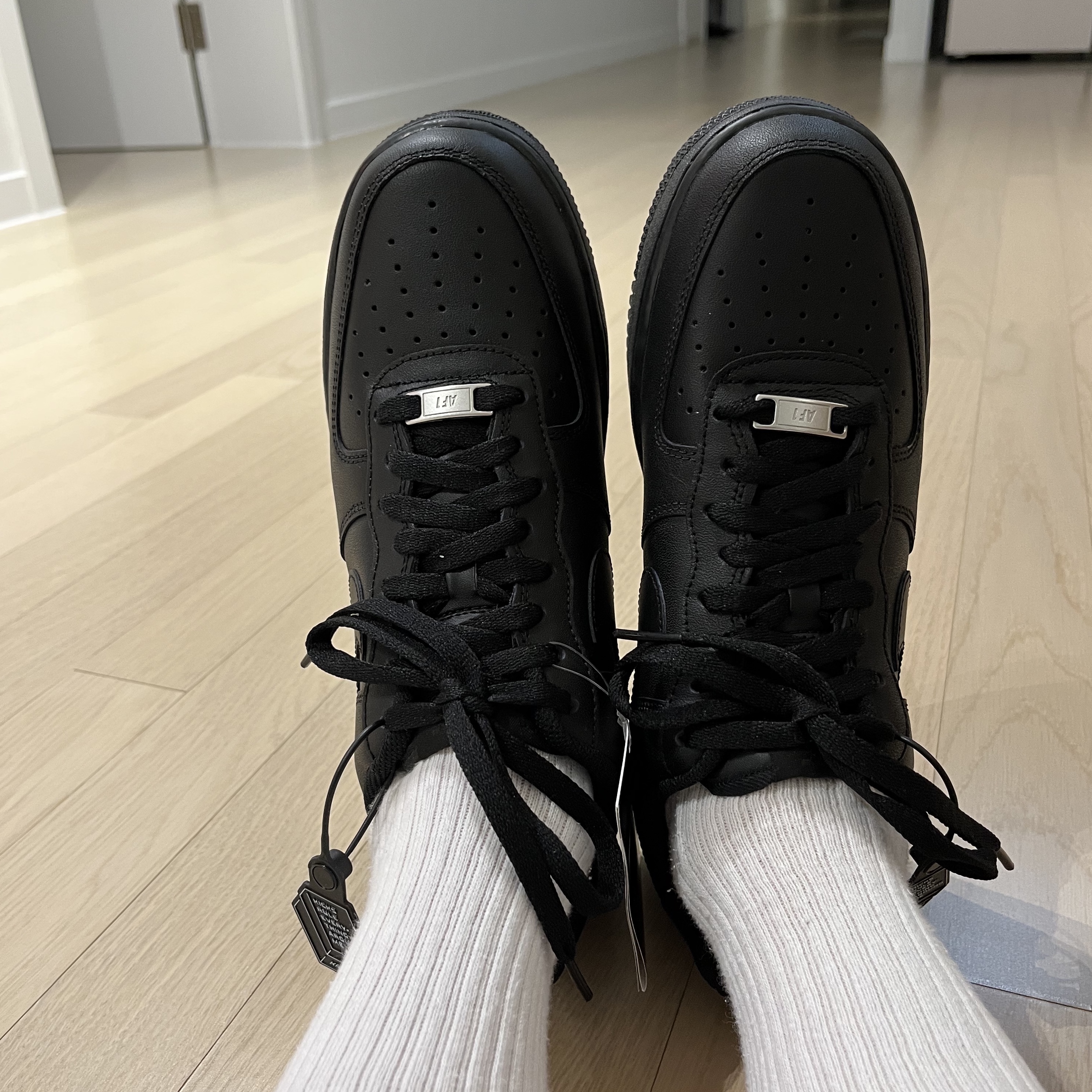 Nike Air Force 1 '07 Low Triple Black 착용 스타일 - 2