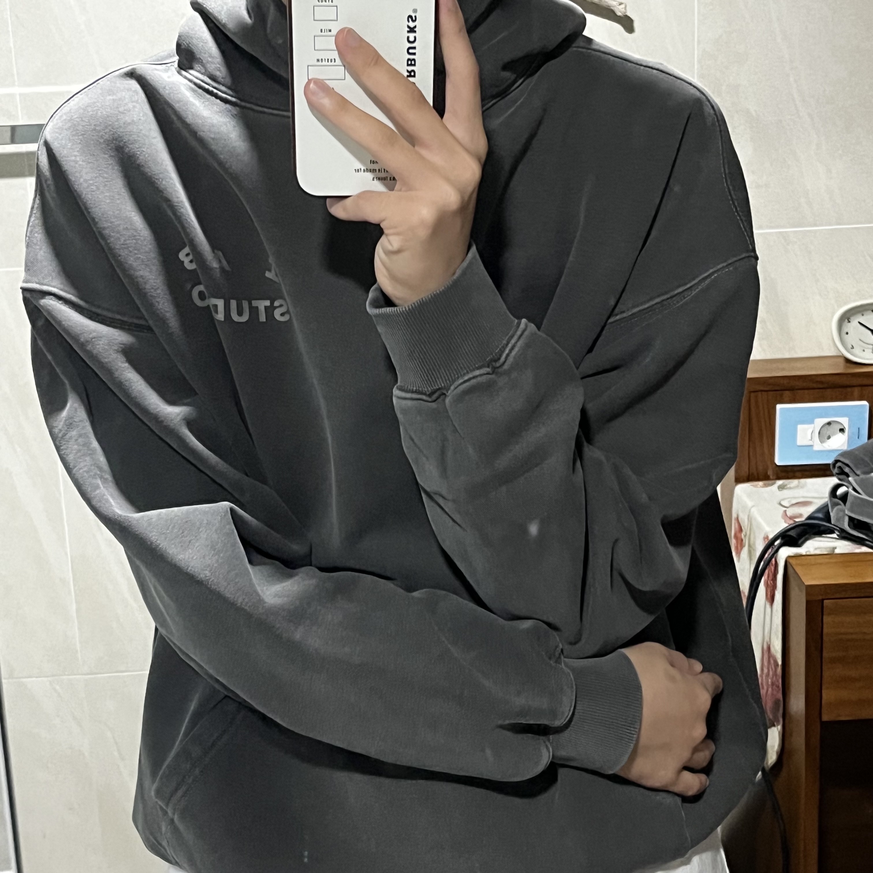 IAB Studio Pigment Hoodie & Sack Black 착용 스타일 - 1
