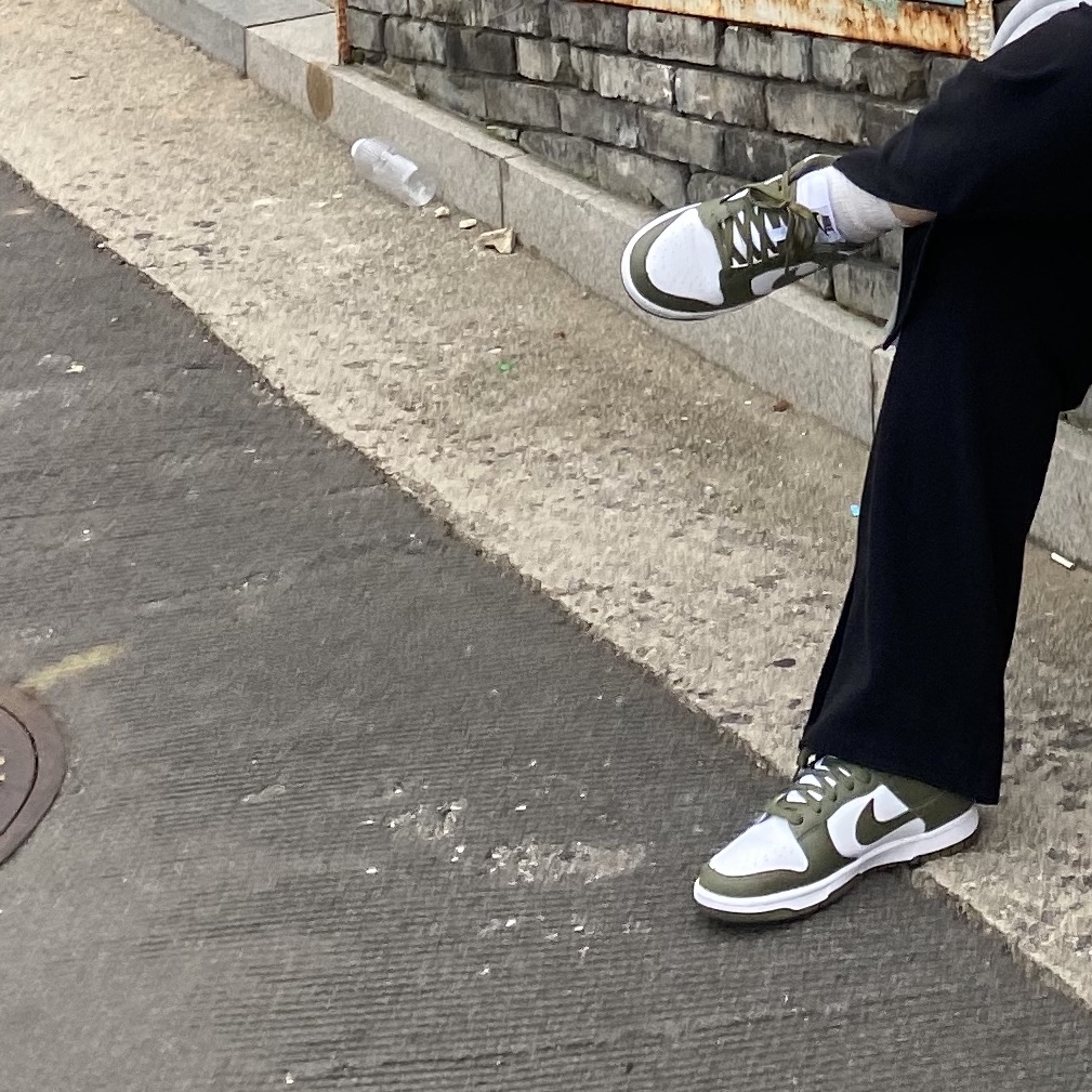 (W) Nike Dunk Low Medium Olive 착용 스타일 - 2