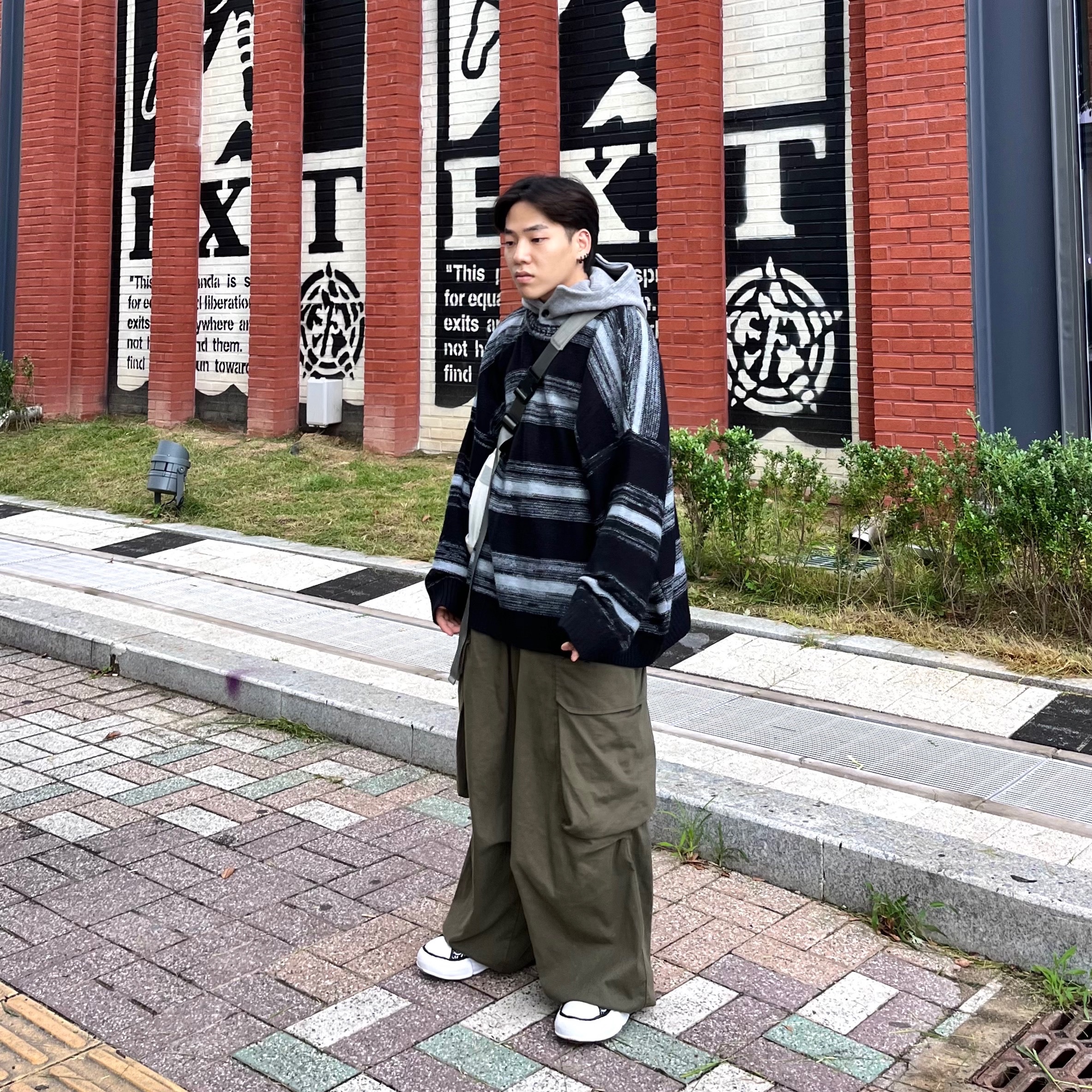 Maison Mihara Yasuhiro Peterson OG Sole Canvas Bandana Low-top Sneakers Black 착용 스타일 - 1
