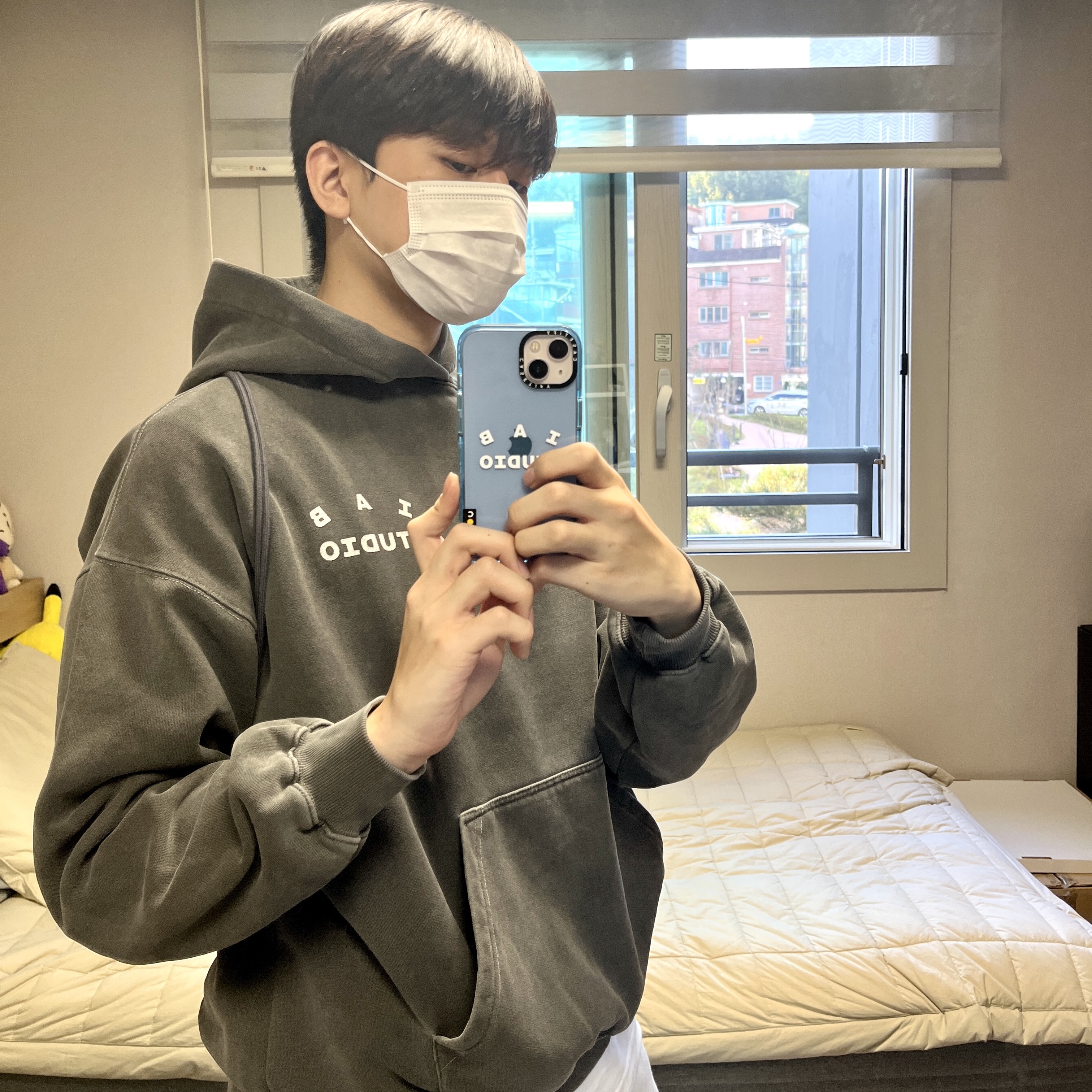 IAB Studio Pigment Hoodie & Sack Black, Casetify x IAB Studio iPhone White Logo Impact Case Sierra Blue 착용 스타일 - 1