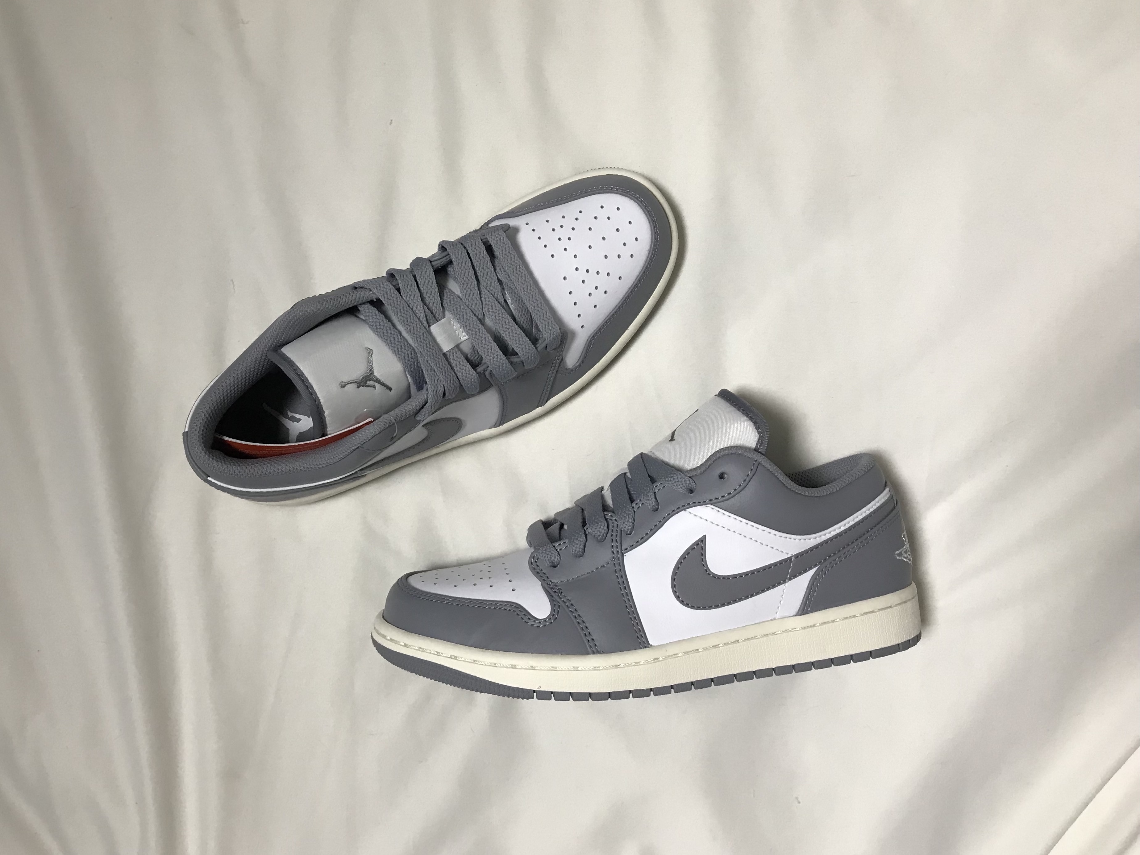 Jordan 1 Low Stealth and White 착용 스타일 - 1