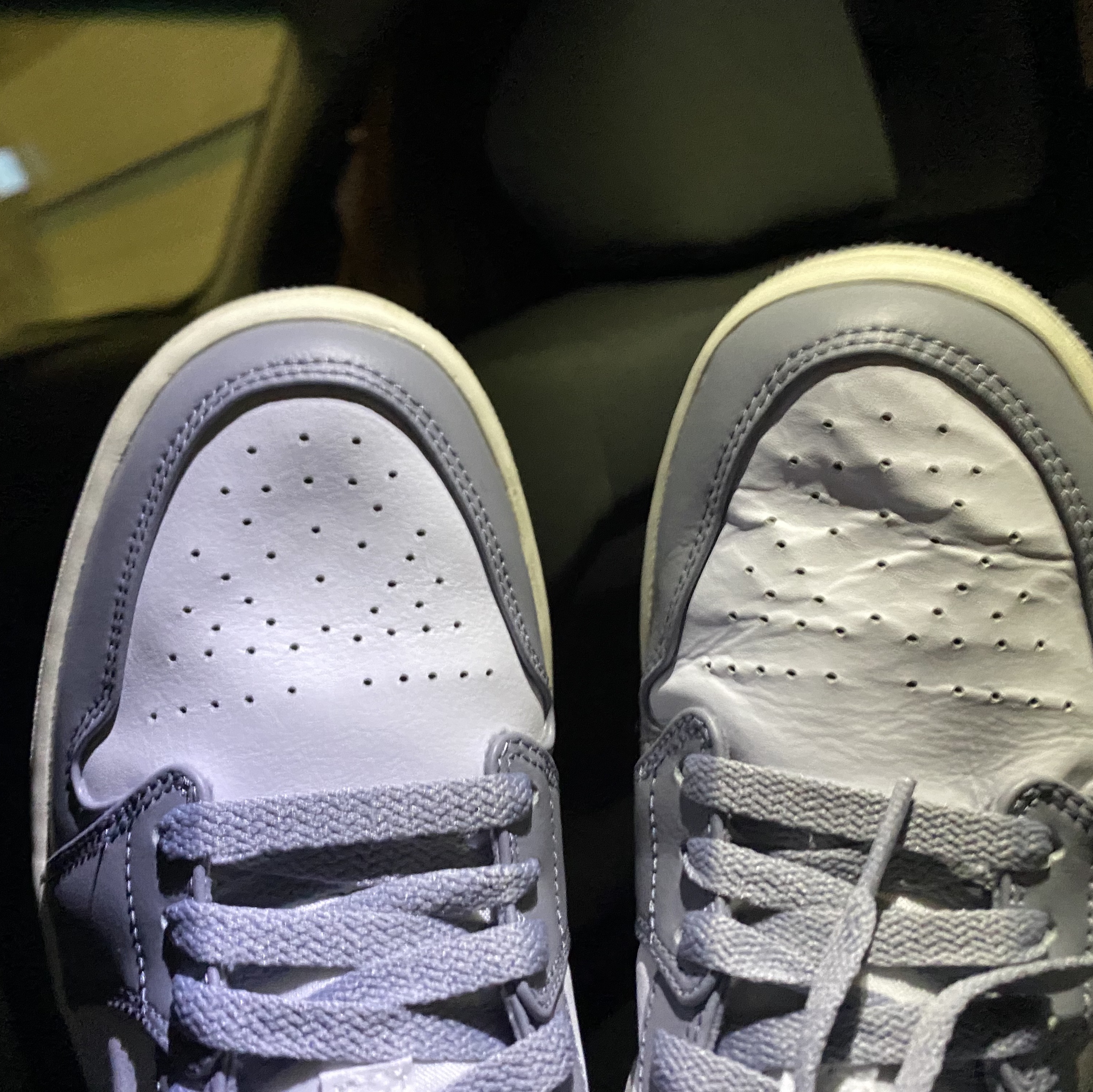 Jordan 1 Low Stealth and White 착용 스타일 - 1