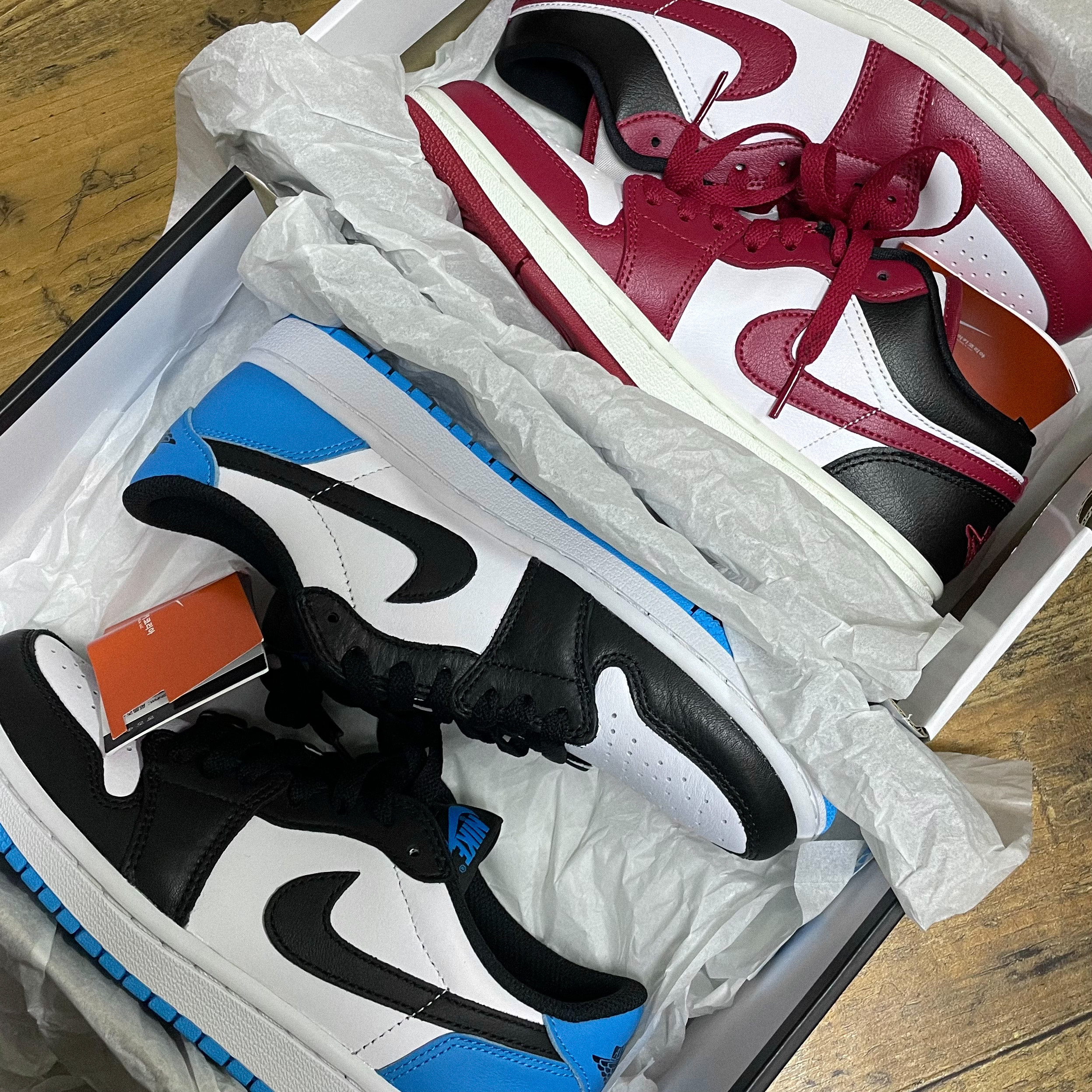 Jordan 1 Retro Low OG Black and Dark Powder Blue, (W) Jordan 1 Low White Gym Red 착용 스타일