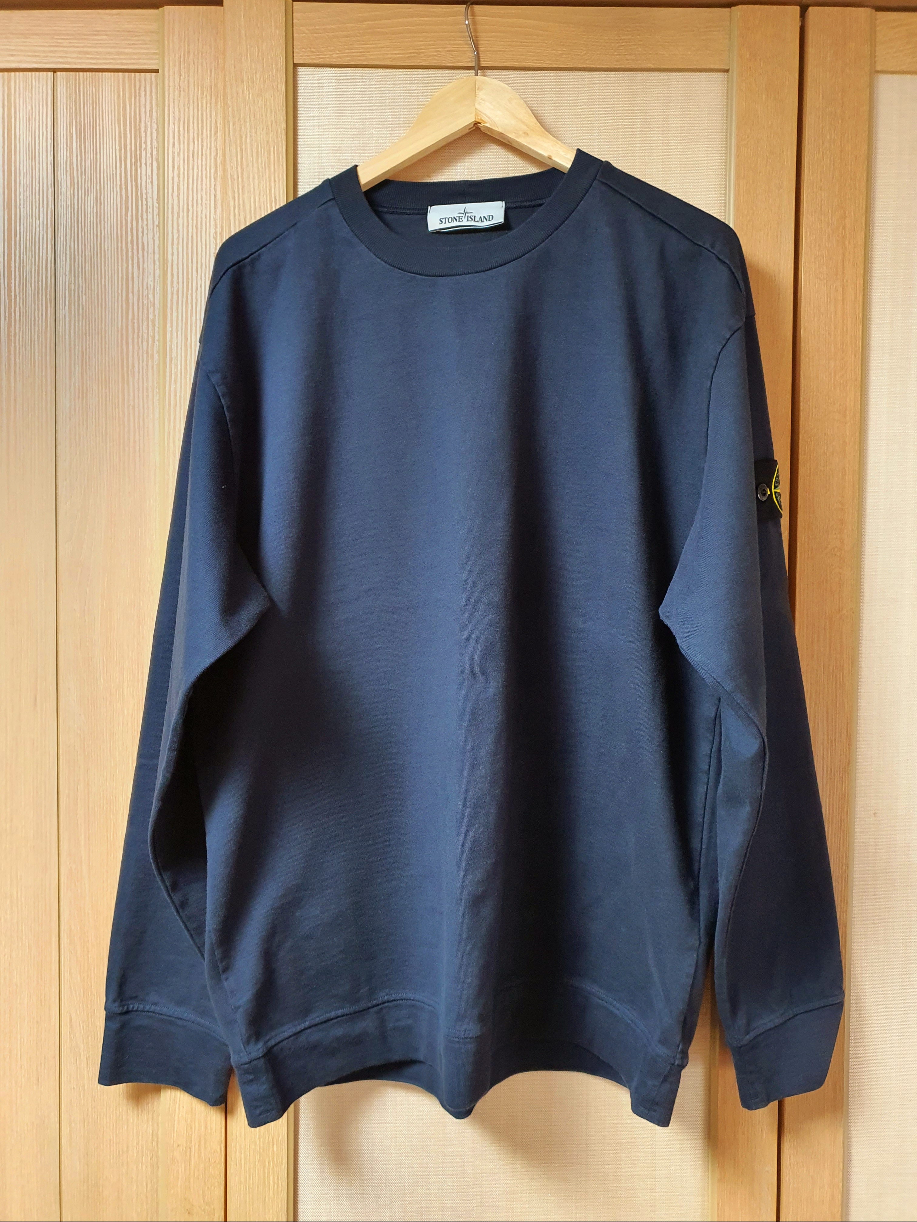 Stone Island 63750 Garment Dyed Heavy Cotton Long Sleeve T-Shirt Navy Blue - 22SS 착용 스타일
