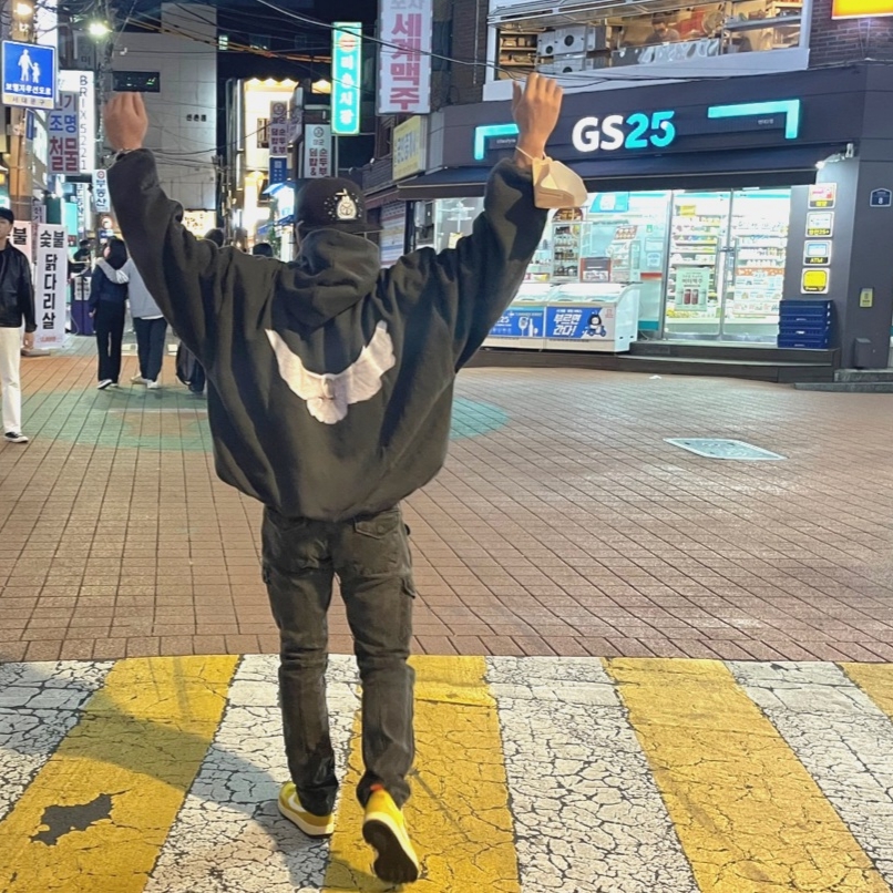 Yeezy Gap Engineered By Balenciaga Dove Hoodie Black 착용 스타일 - 2