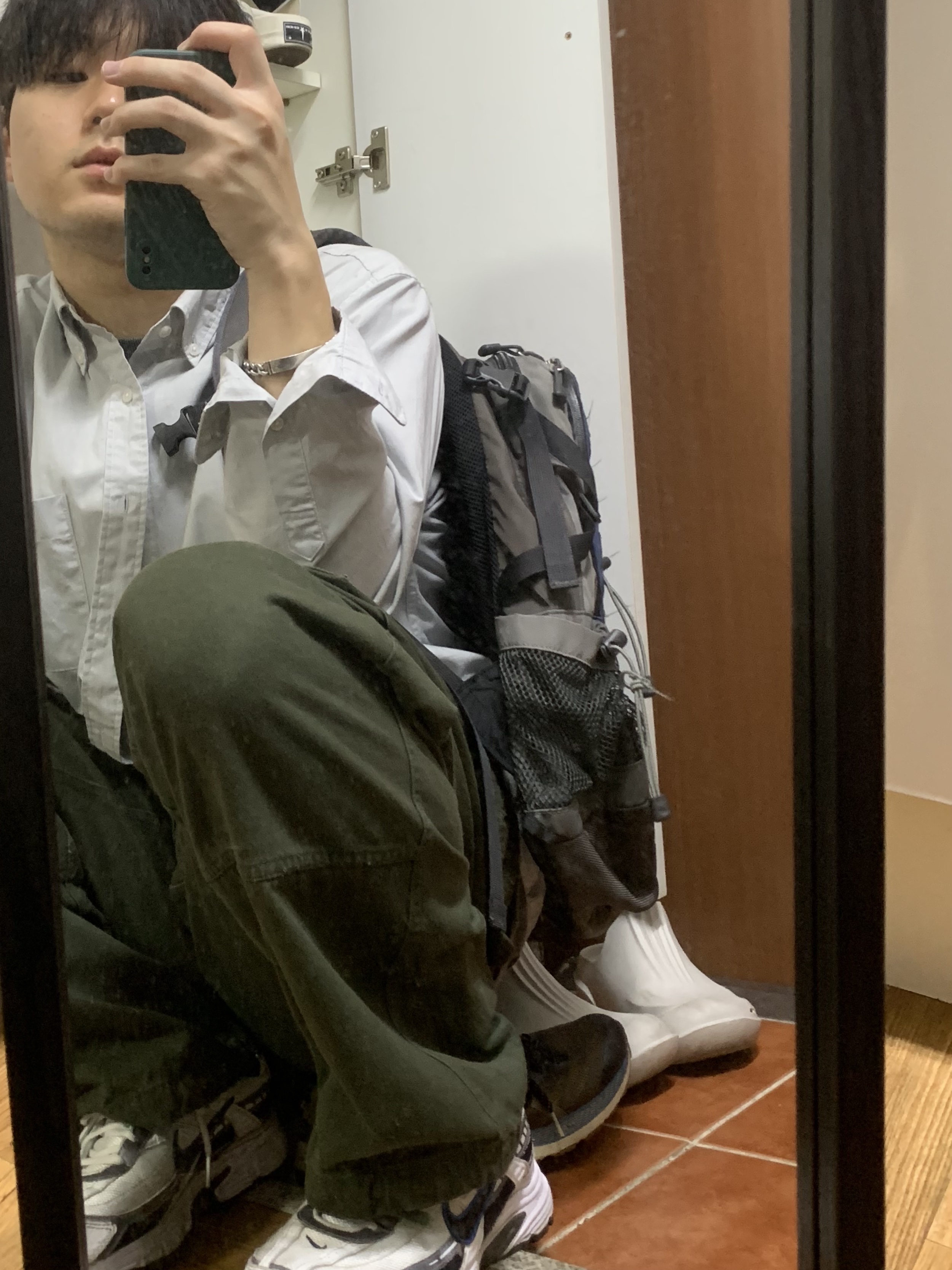 Nike Initiator White Obsidian Metallic Cool Grey 착용 스타일