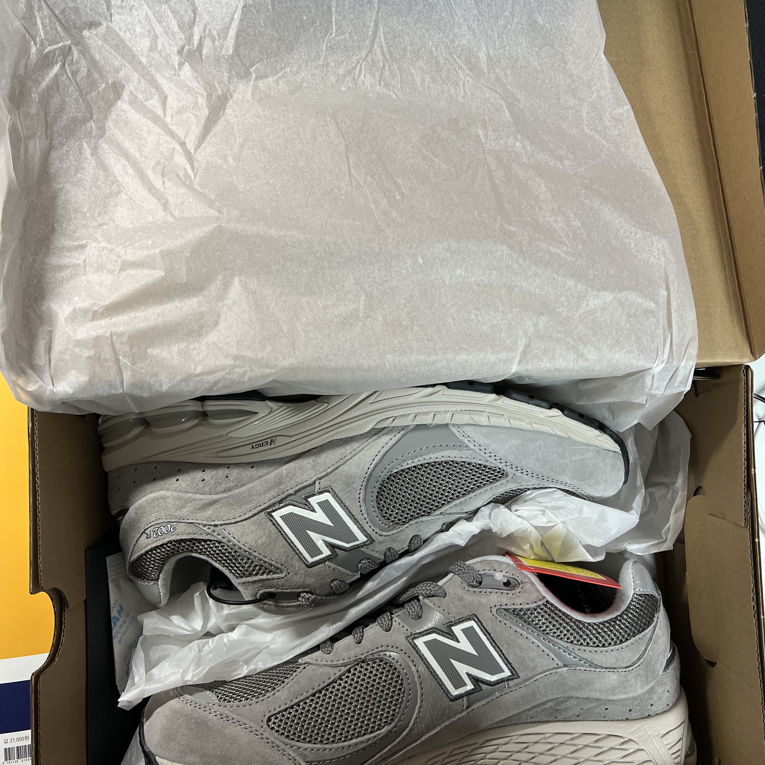 New Balance 2002R Grey 착용 스타일