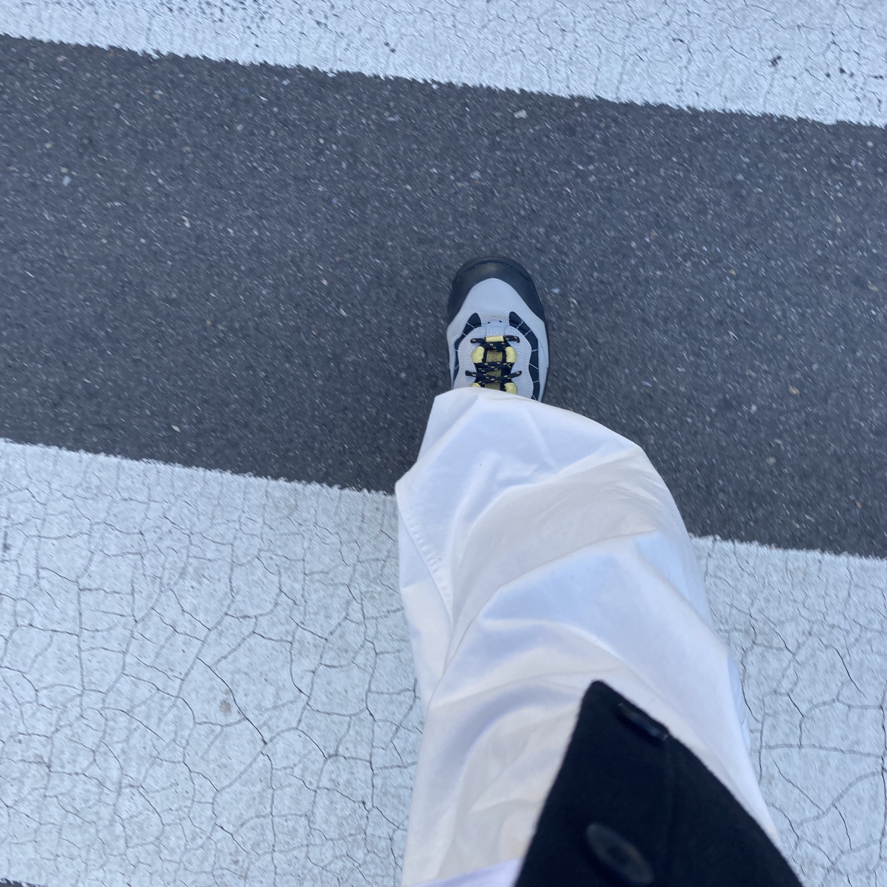 Nike ACG Air Mada Black and Celery Light Bone 착용 스타일 - 2